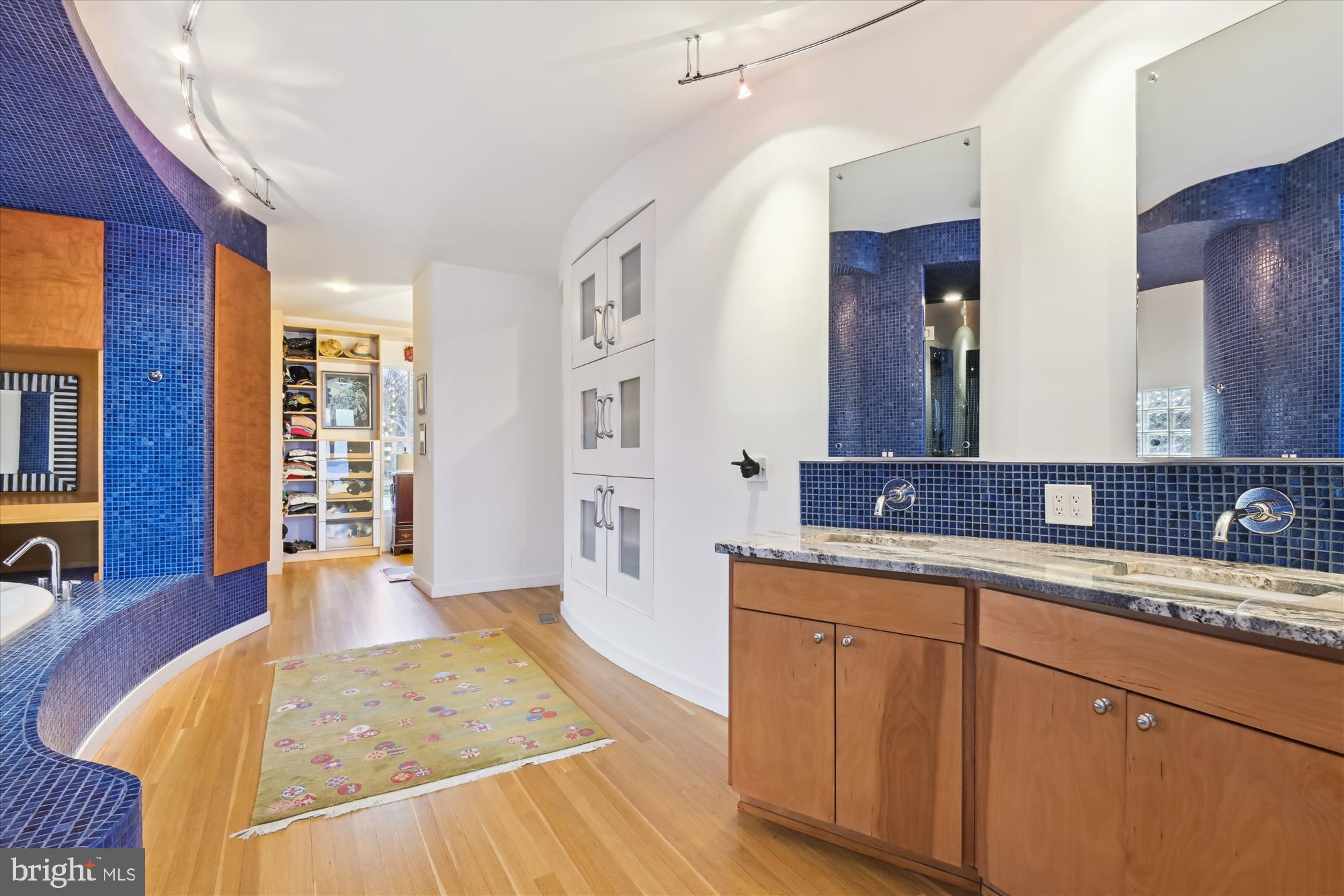 LAKE SHORE - Residential