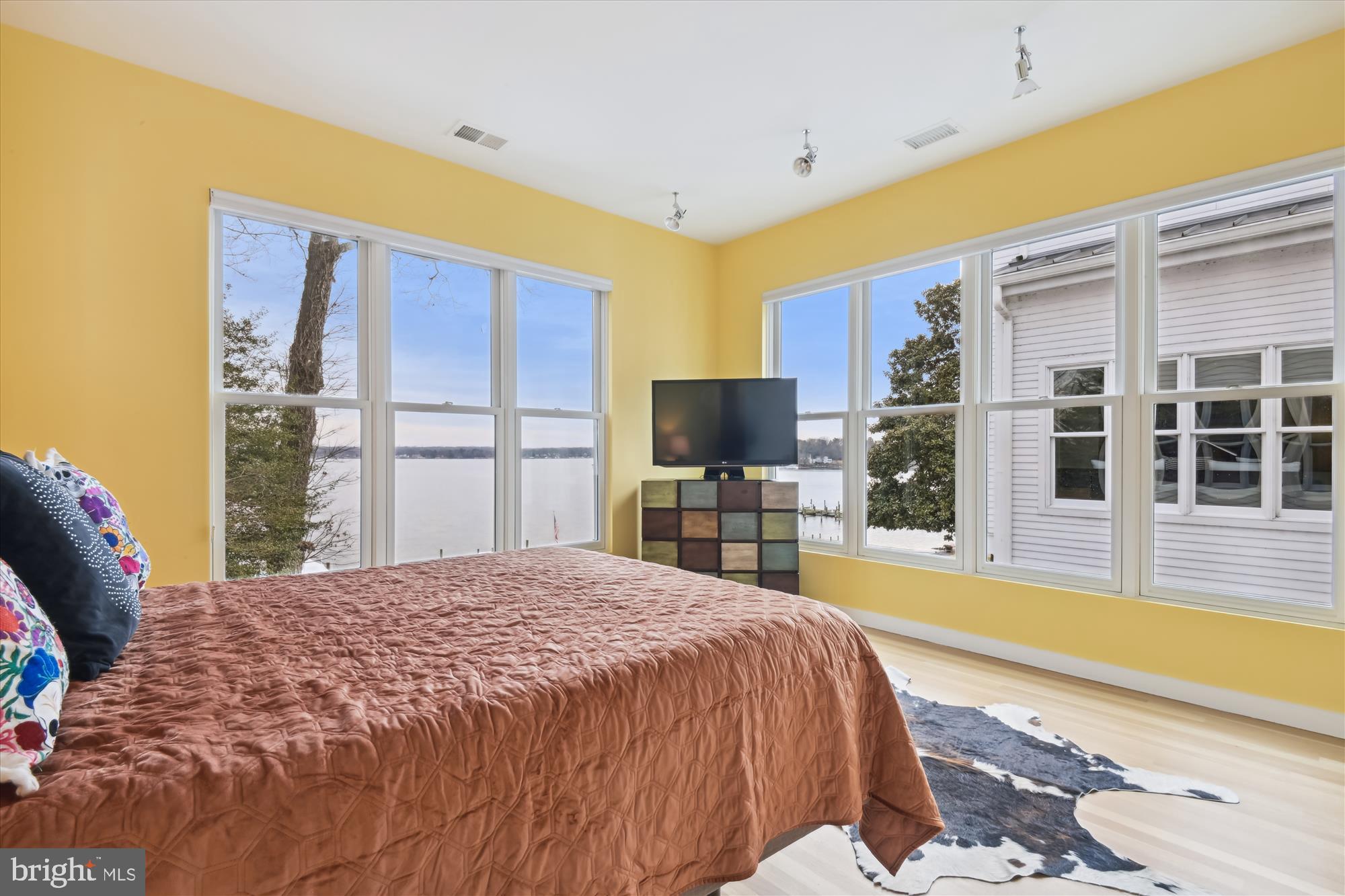 LAKE SHORE - Residential