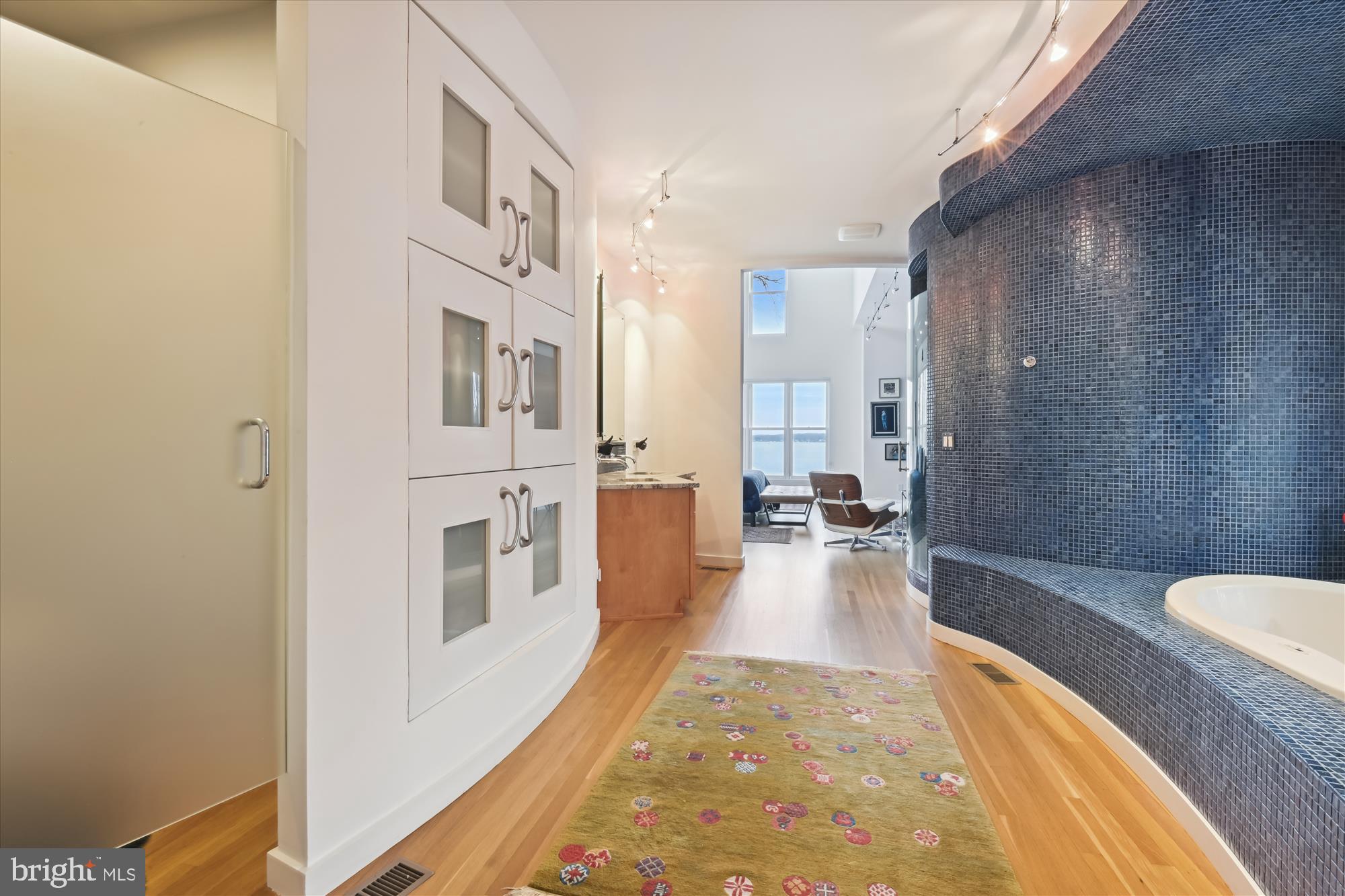 LAKE SHORE - Residential