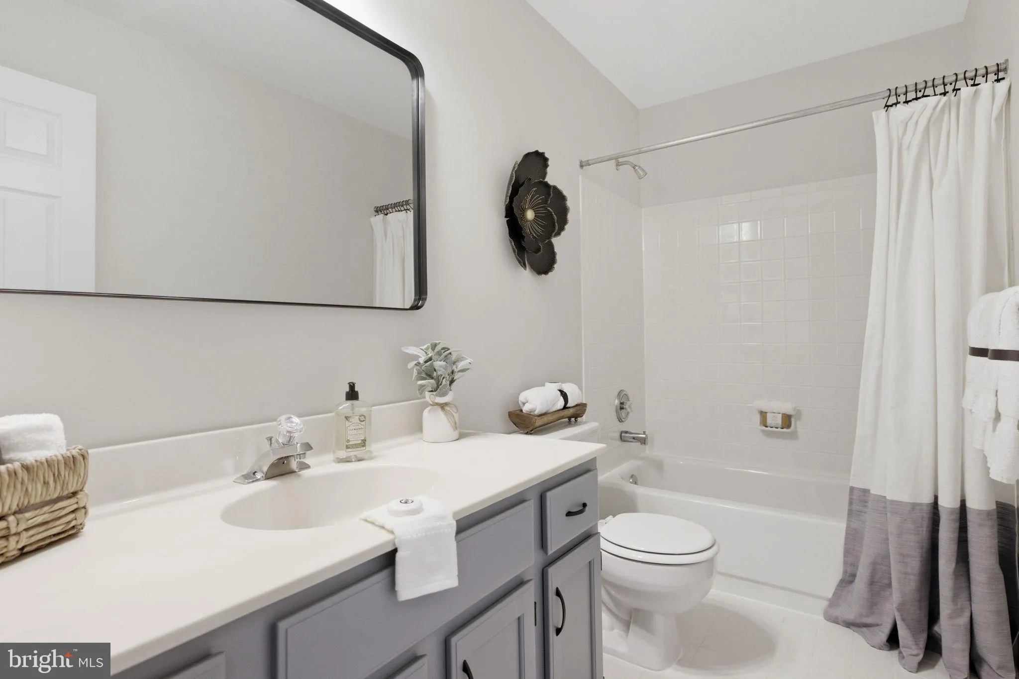 Ashburn, Virginia 20147, United States, 4 Bedrooms Bedrooms, ,4 BathroomsBathrooms,Residential,Contingent,226567