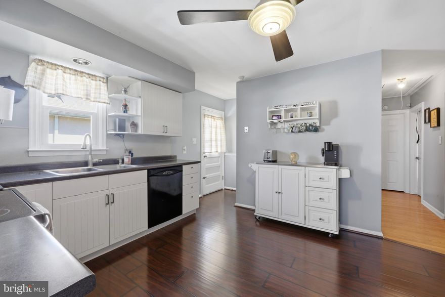 Welcome to 129 E Maple Street, a charming and well-maintained home nestled in the heart of Brookhaven. This Brookhaven beauty move-in ready property offers a spacious layout filled with natural light, creating a warm and inviting atmosphere from the moment you step inside.
The home features a bright and functional kitchen, comfortable living spaces, and three generously sized bedrooms—perfect for both everyday living and entertaining. Step outside to enjoy a private backyard, ideal for relaxing, gardening, or hosting gatherings.
Conveniently located near shopping, dining, parks, and major roadways, this home offers the perfect blend of comfort and accessibility. Whether you're a first-time homebuyer or looking to downsize. 
Brookhaven beauty you don’t want to miss! It is the perfect place to call YOUR home 🏡
📍 Schedule your private showing today—this one won’t last!!