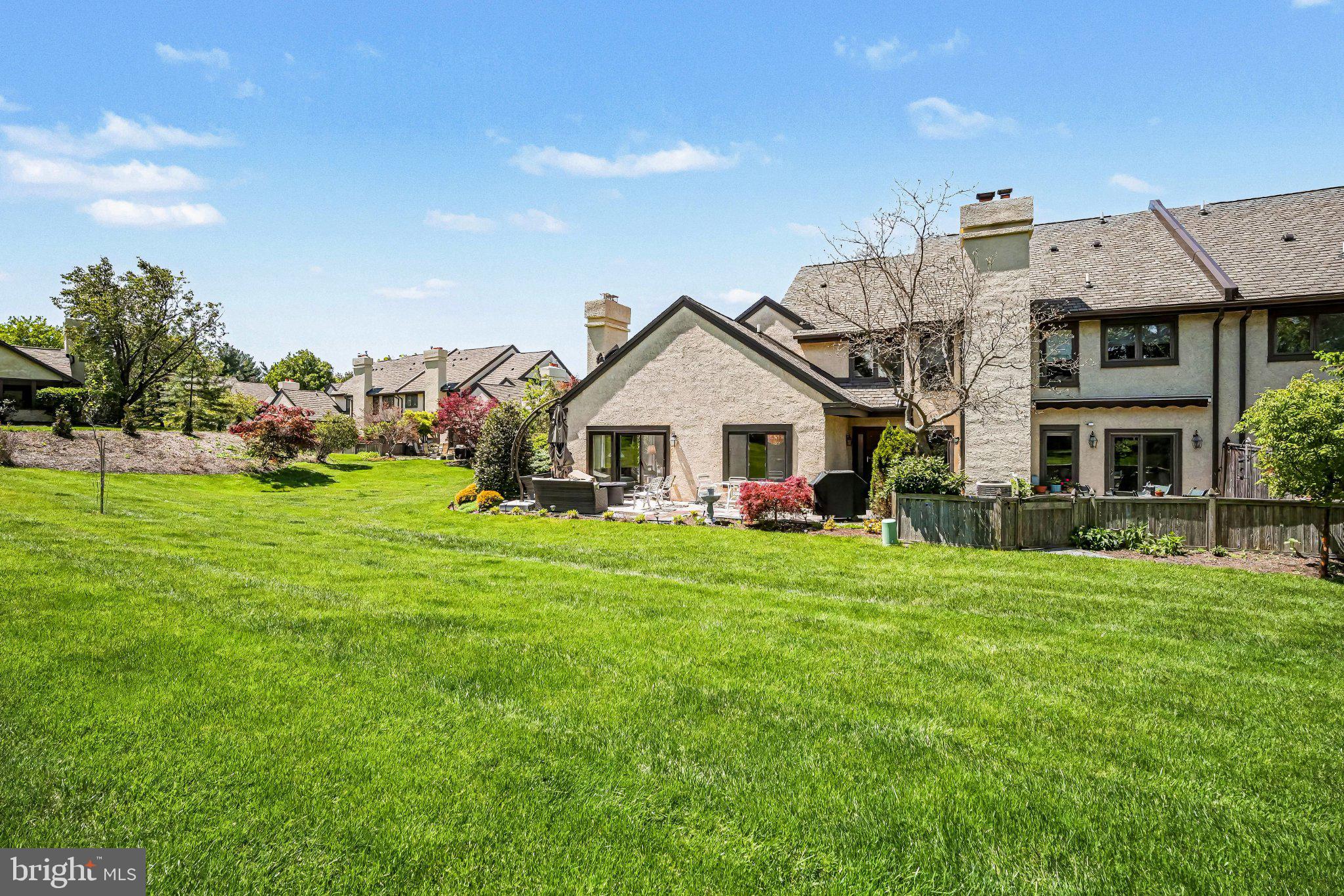 944 HEDGEROW COURT