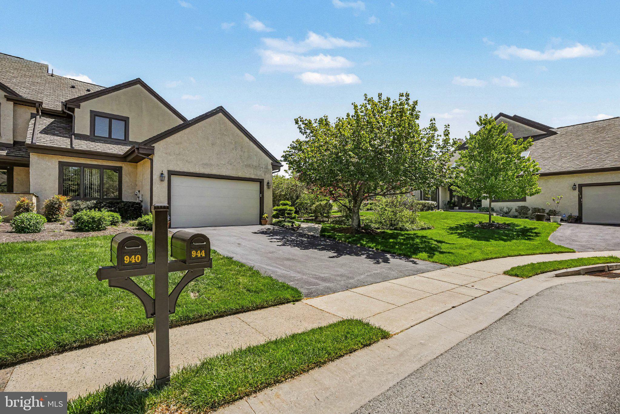 944 HEDGEROW COURT