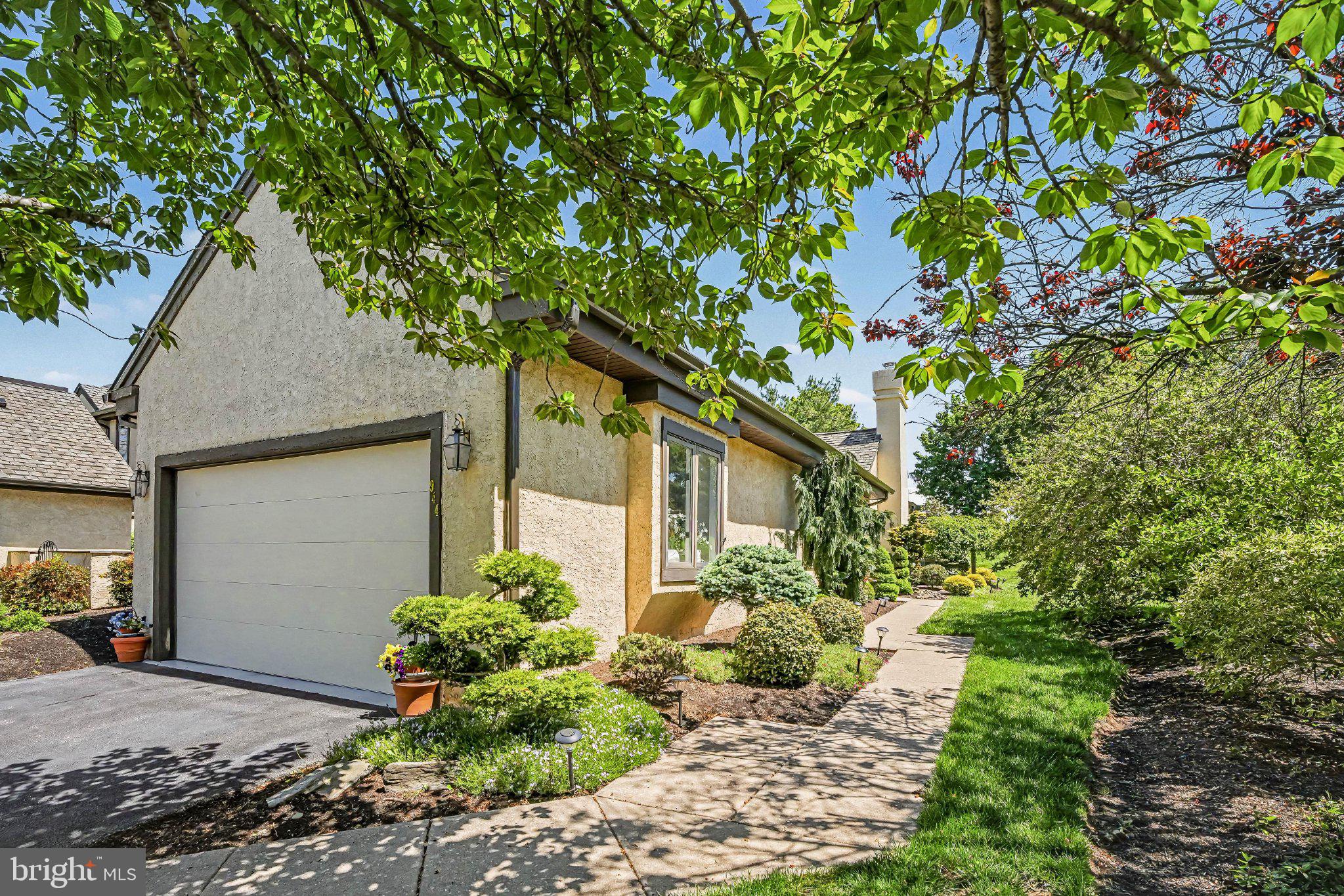 944 HEDGEROW COURT