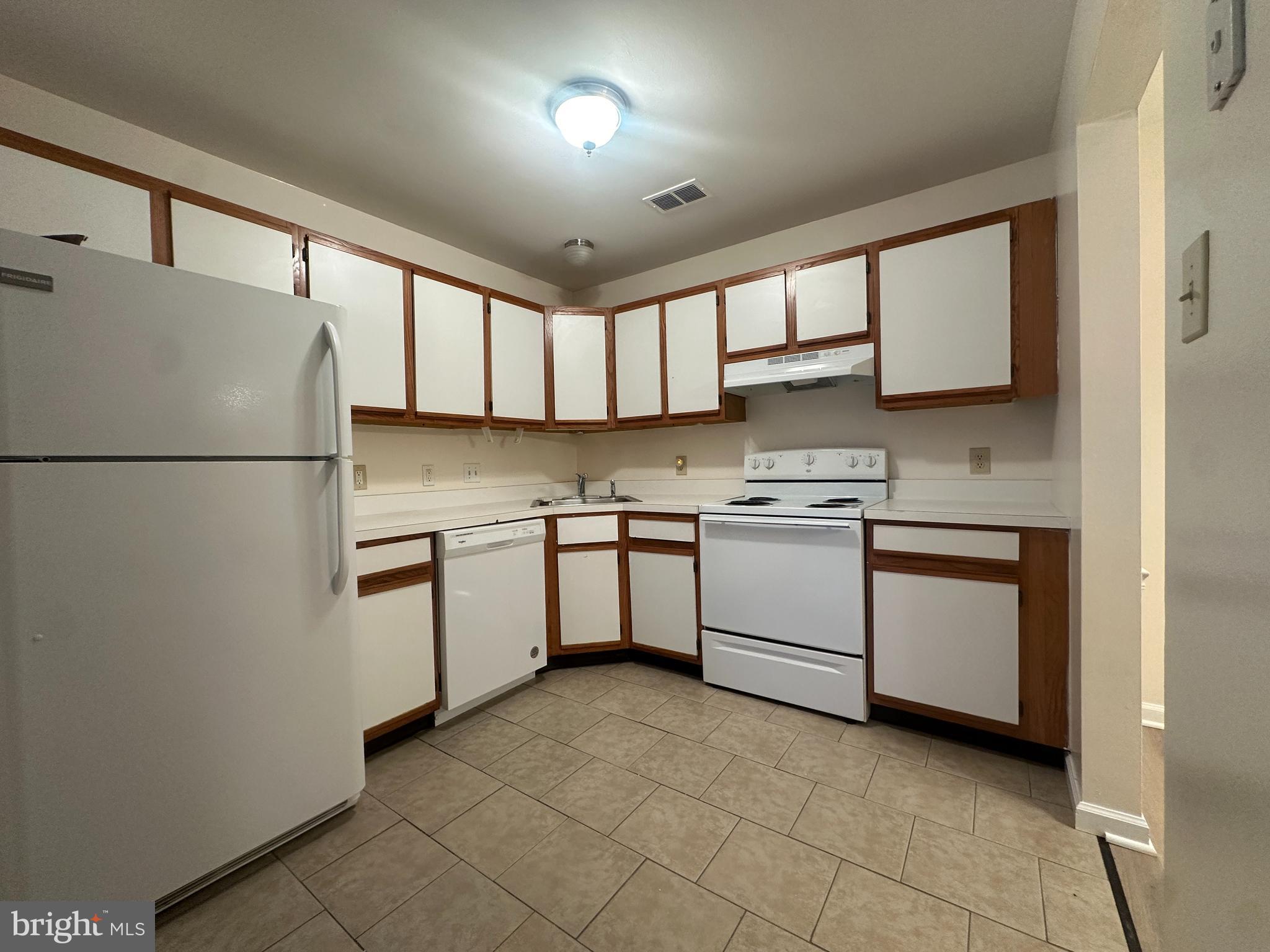 LAKESIDE CONDOMINIUMS - Residential Lease