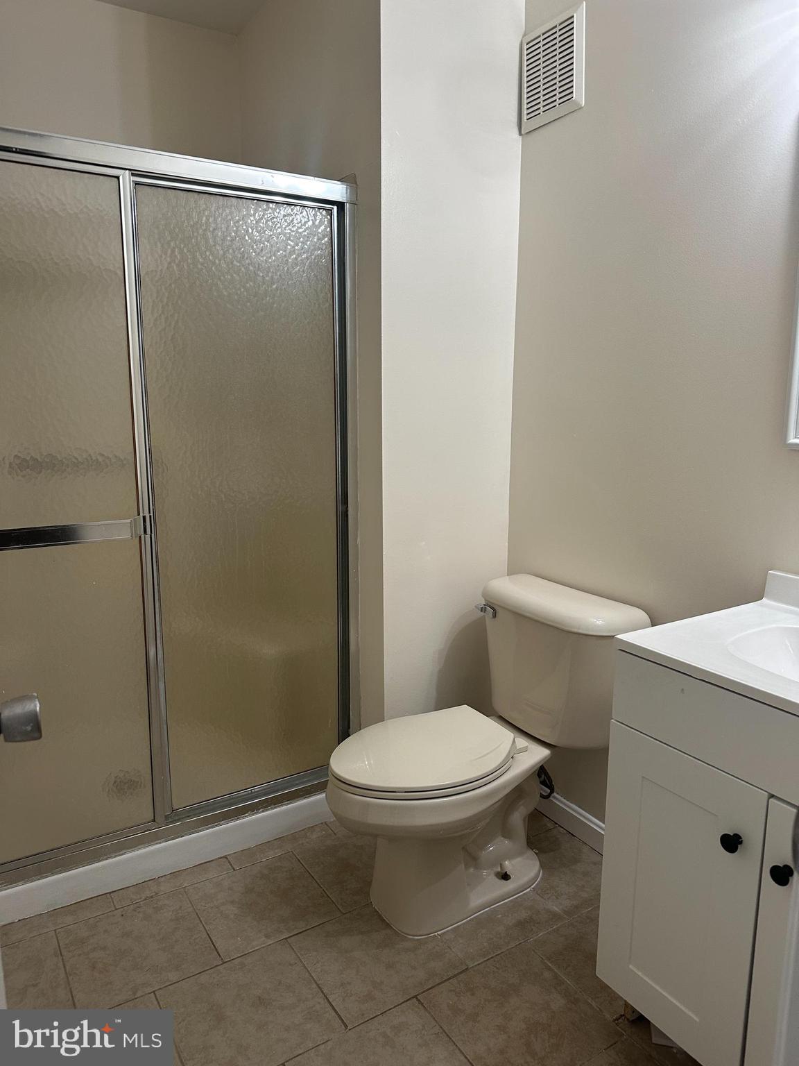 LAKESIDE CONDOMINIUMS - Residential Lease