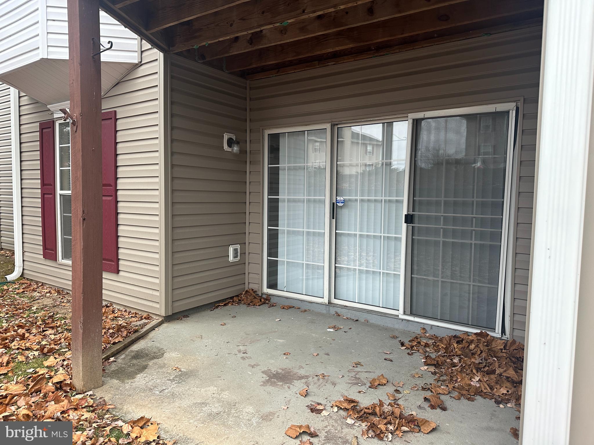 LAKESIDE CONDOMINIUMS - Residential Lease