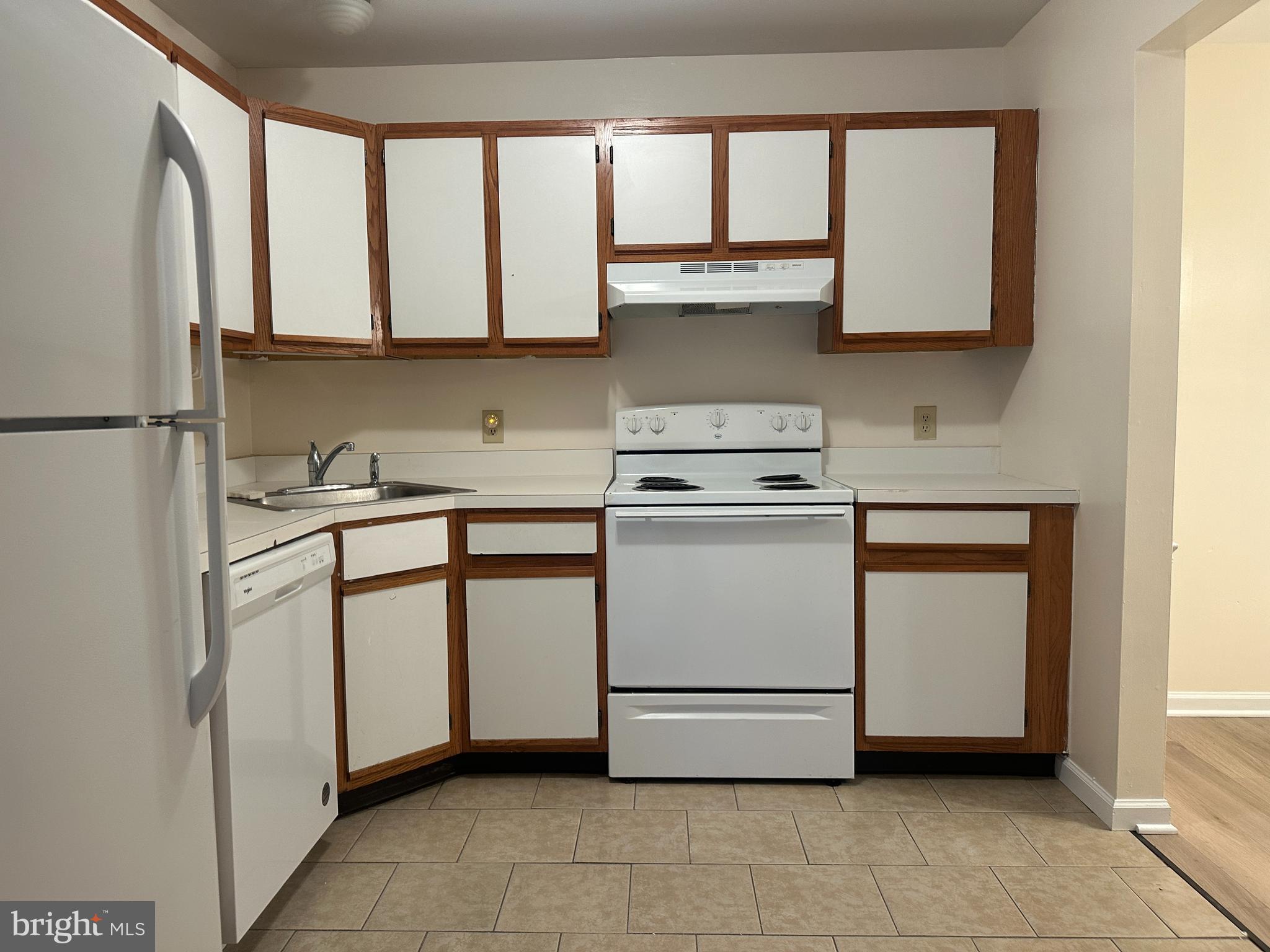 LAKESIDE CONDOMINIUMS - Residential Lease