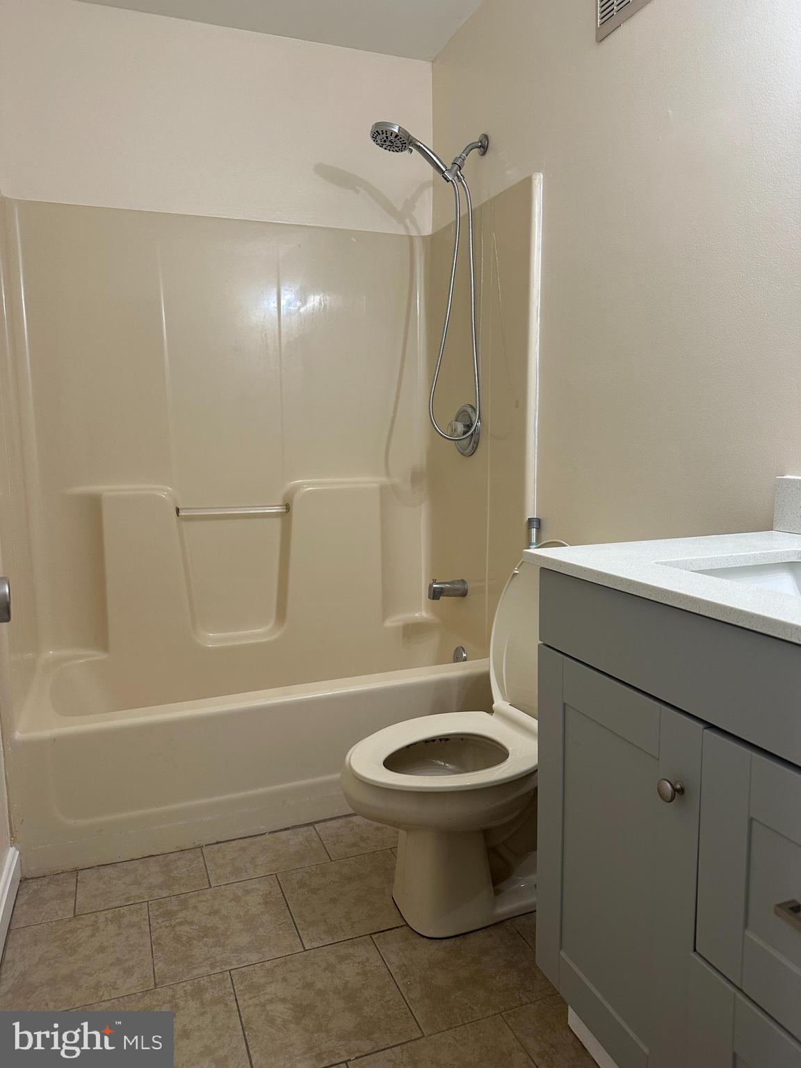 LAKESIDE CONDOMINIUMS - Residential Lease