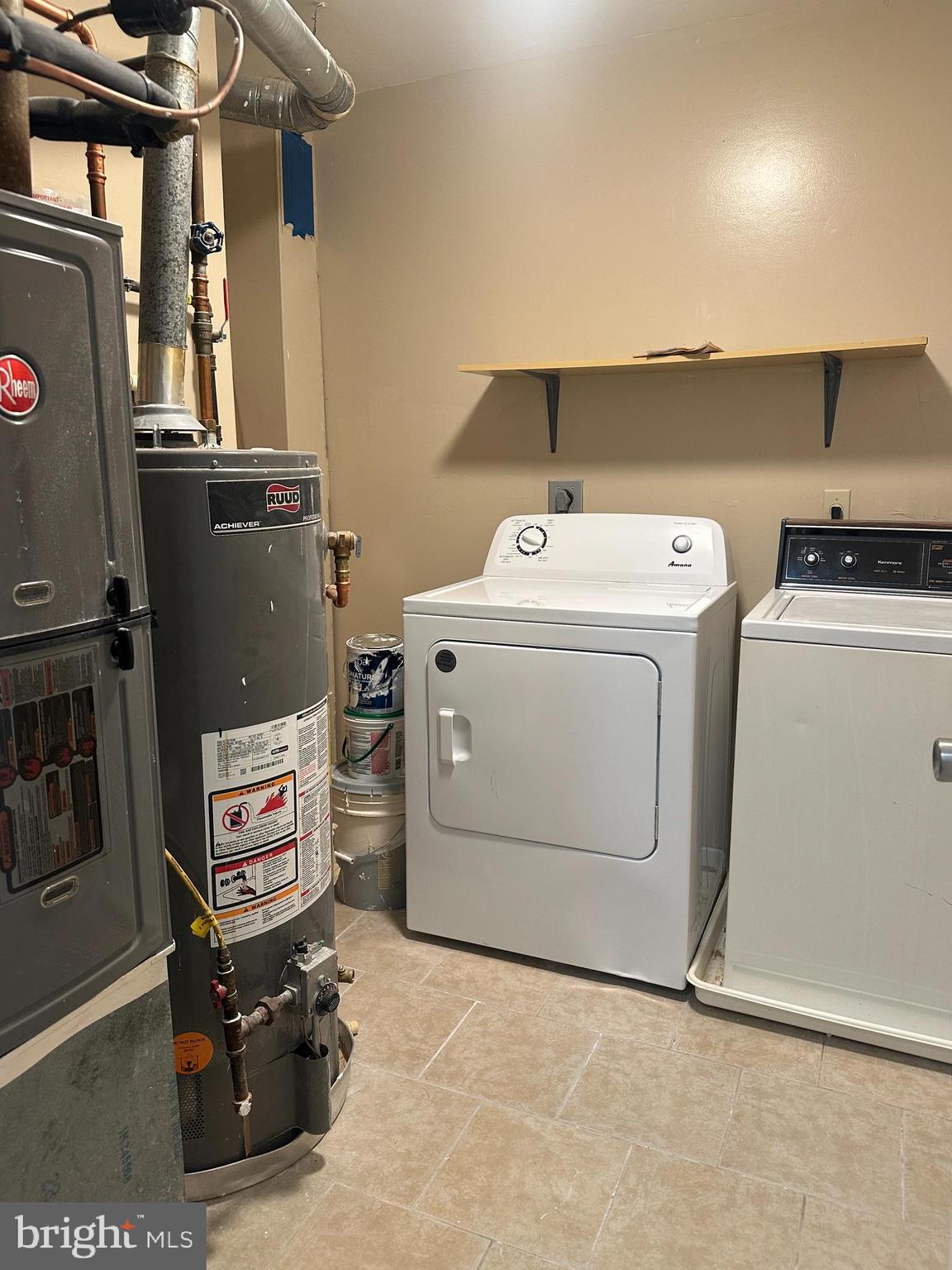 LAKESIDE CONDOMINIUMS - Residential Lease