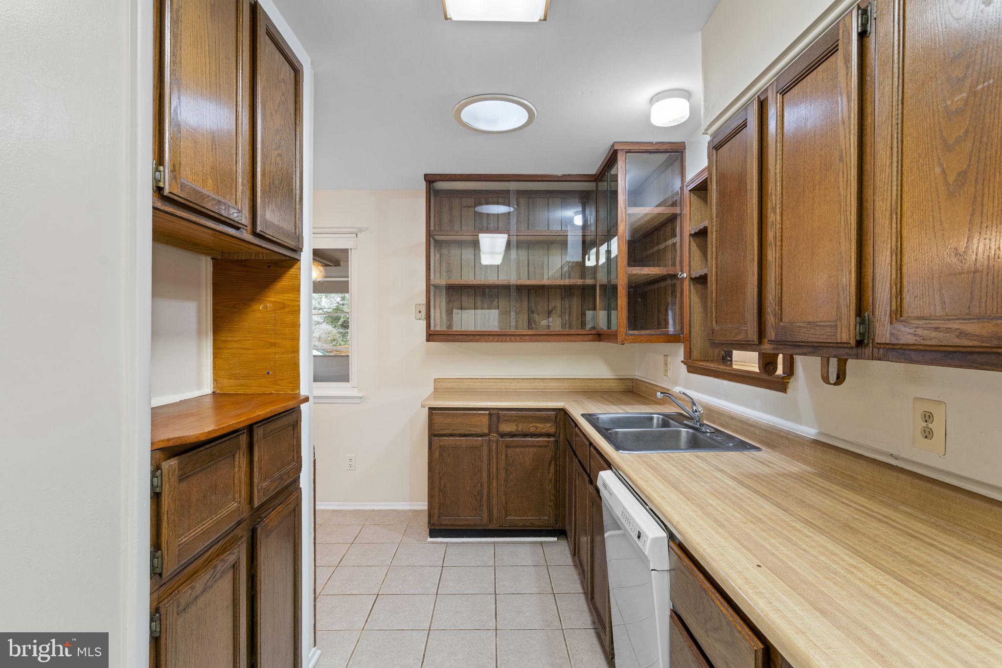 LAWNVALE ESTATES - Residential Lease