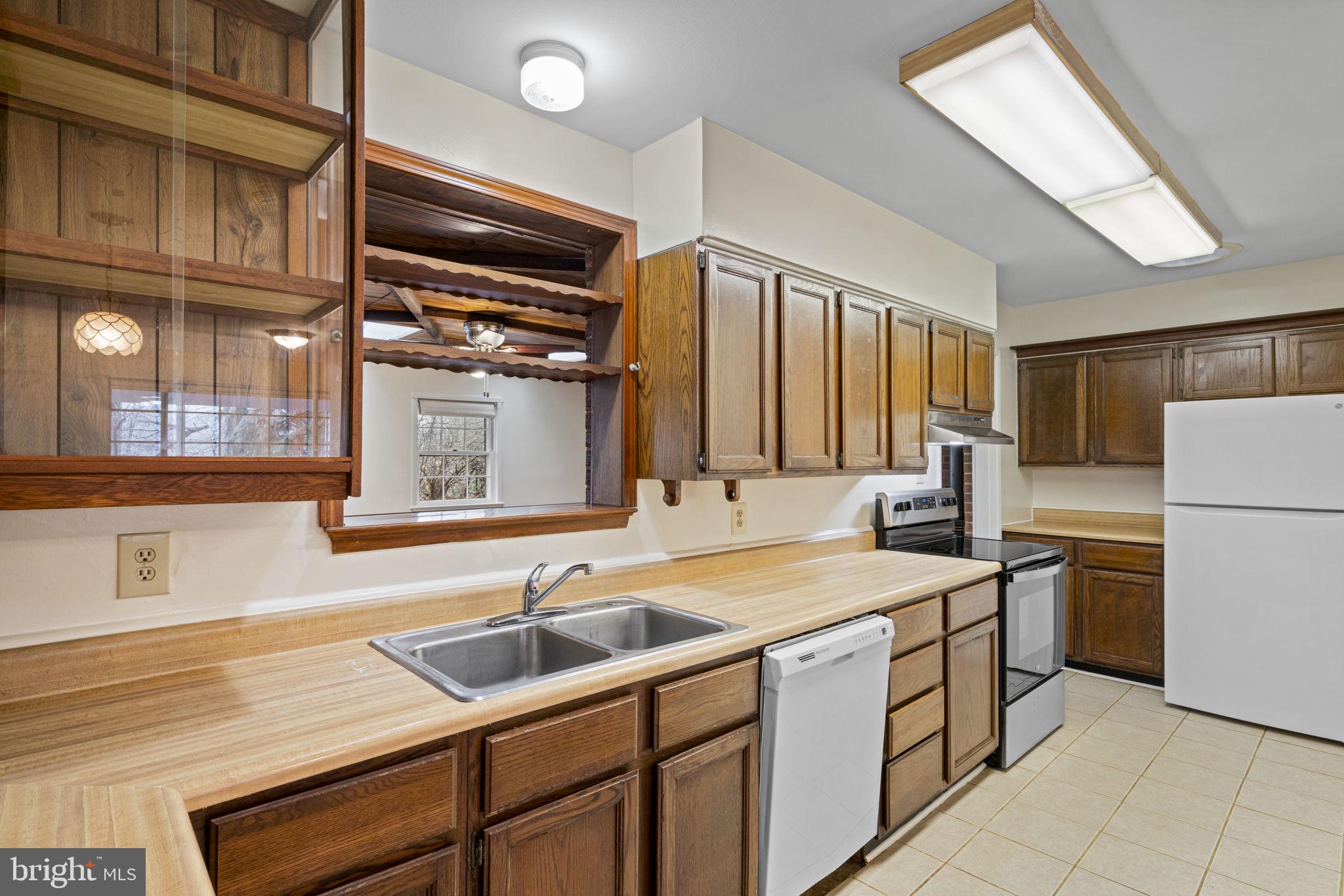 LAWNVALE ESTATES - Residential Lease