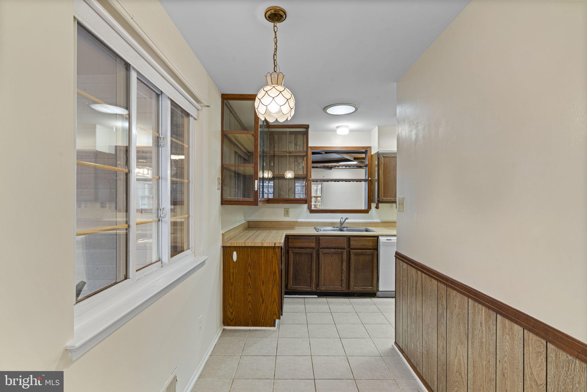 LAWNVALE ESTATES - Residential Lease