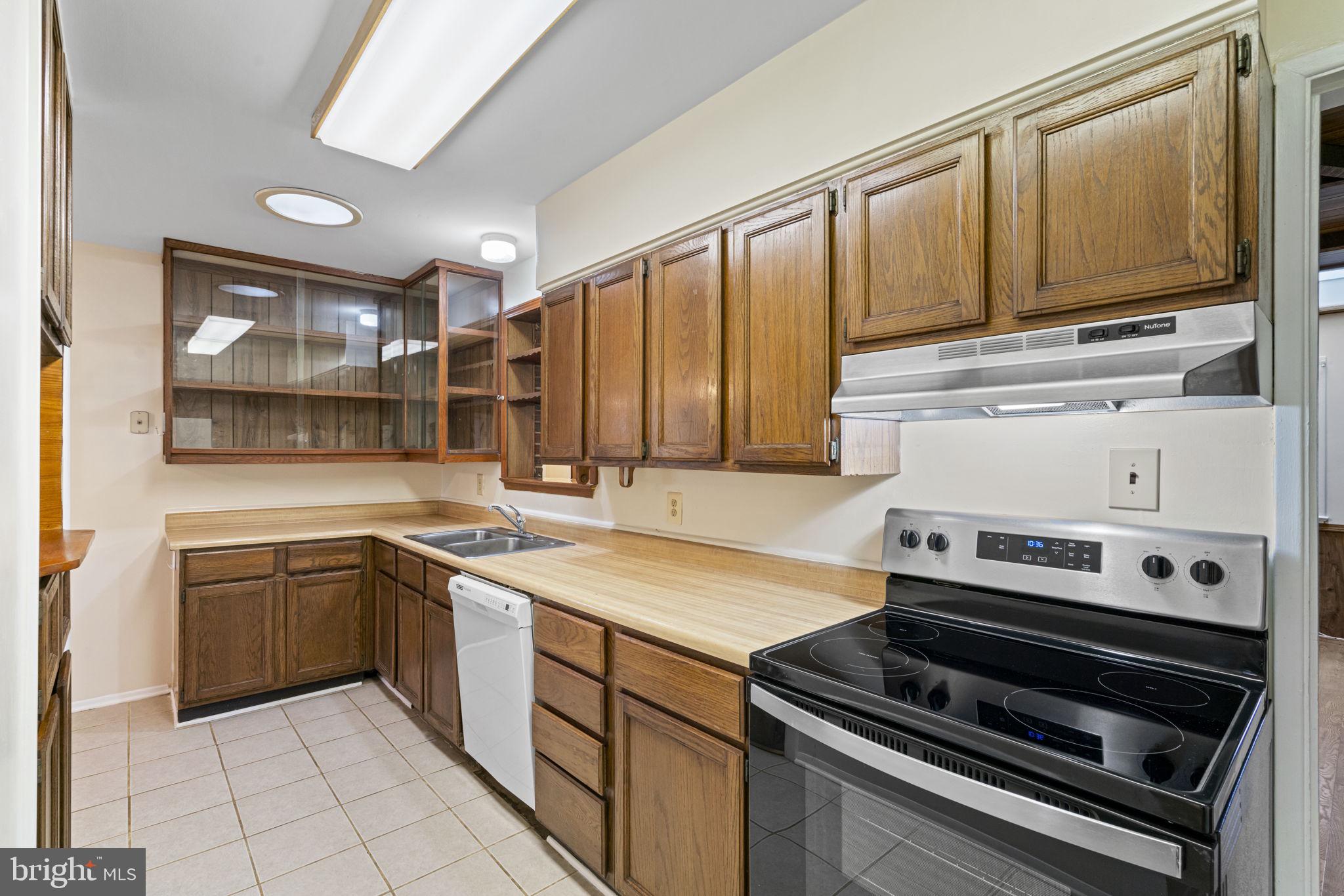 LAWNVALE ESTATES - Residential Lease