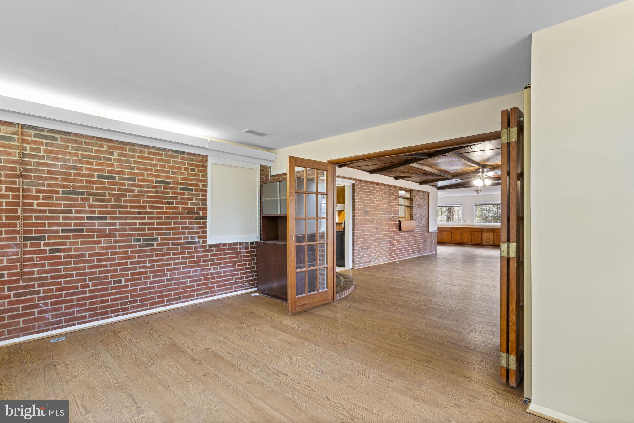 LAWNVALE ESTATES - Residential Lease