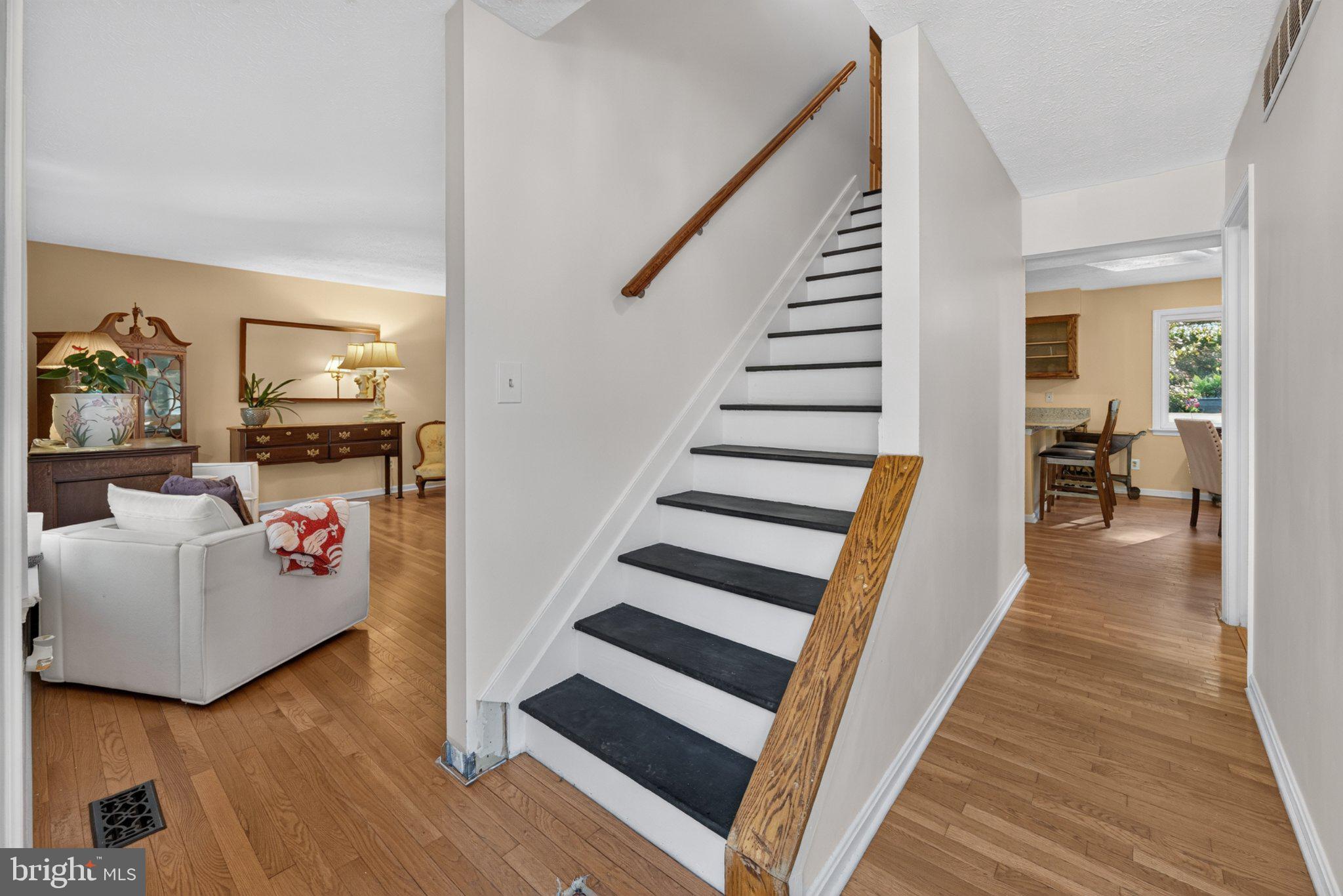 962 WOODLAND CIRCLE