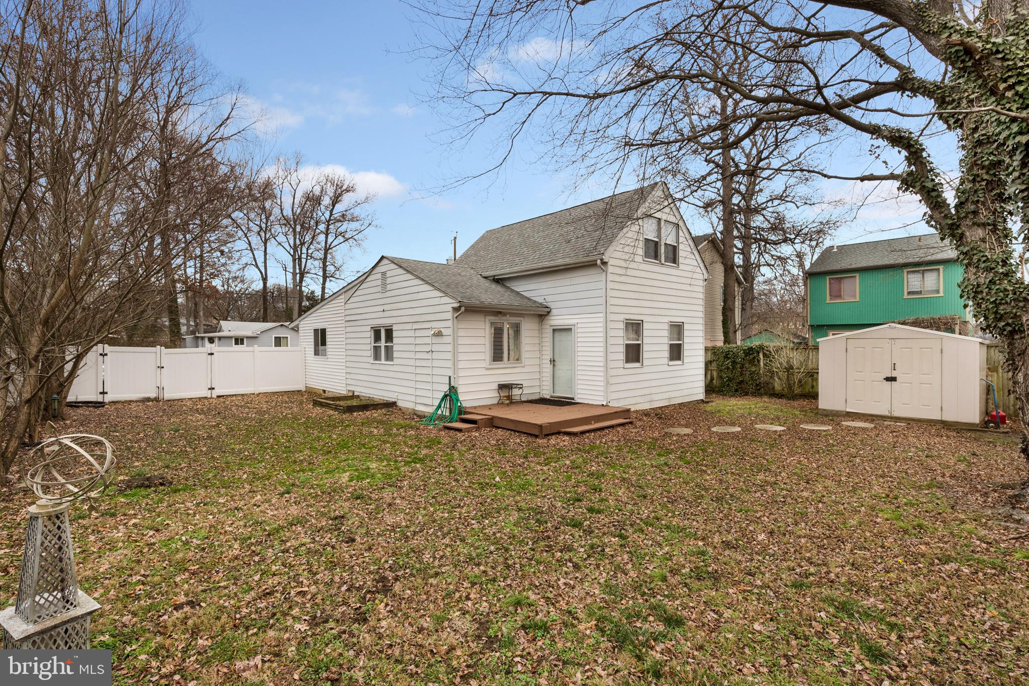 WOODLAND BEACH - Residential