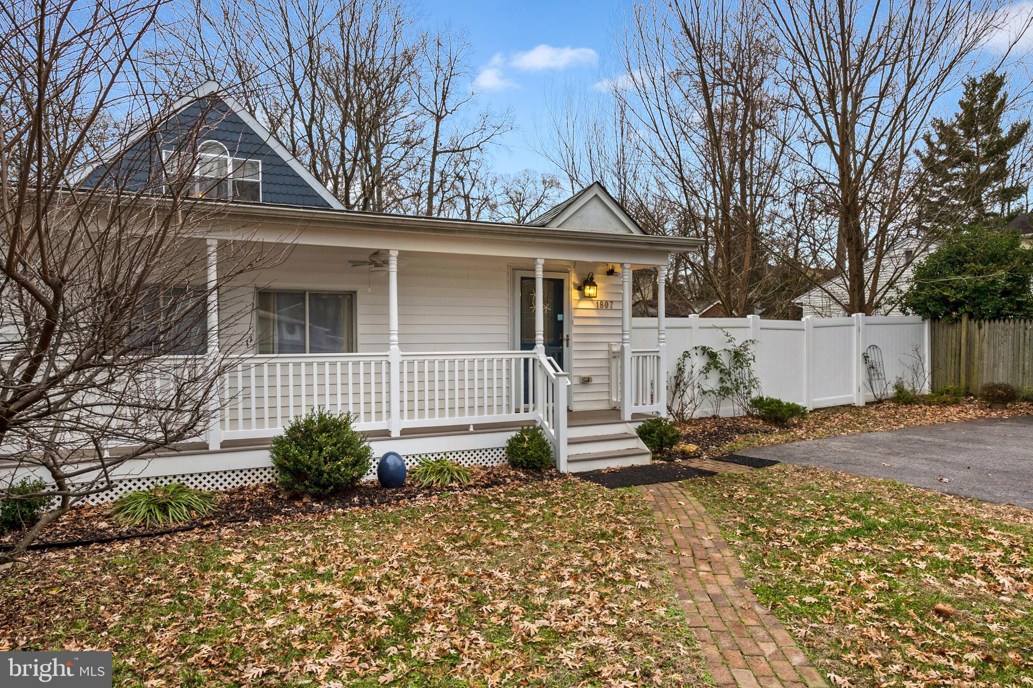 WOODLAND BEACH - Residential