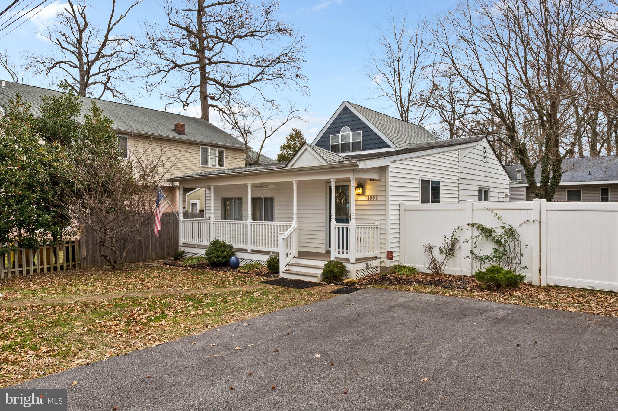 WOODLAND BEACH - Residential