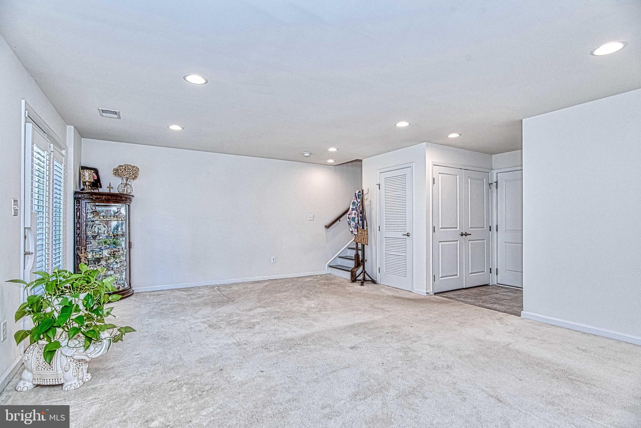 VIRGINIA MANOR - Residential