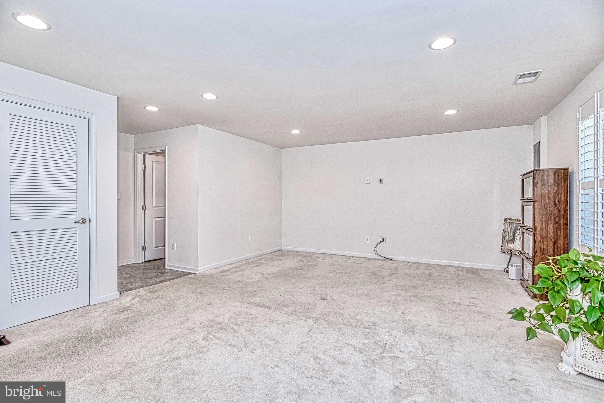 VIRGINIA MANOR - Residential