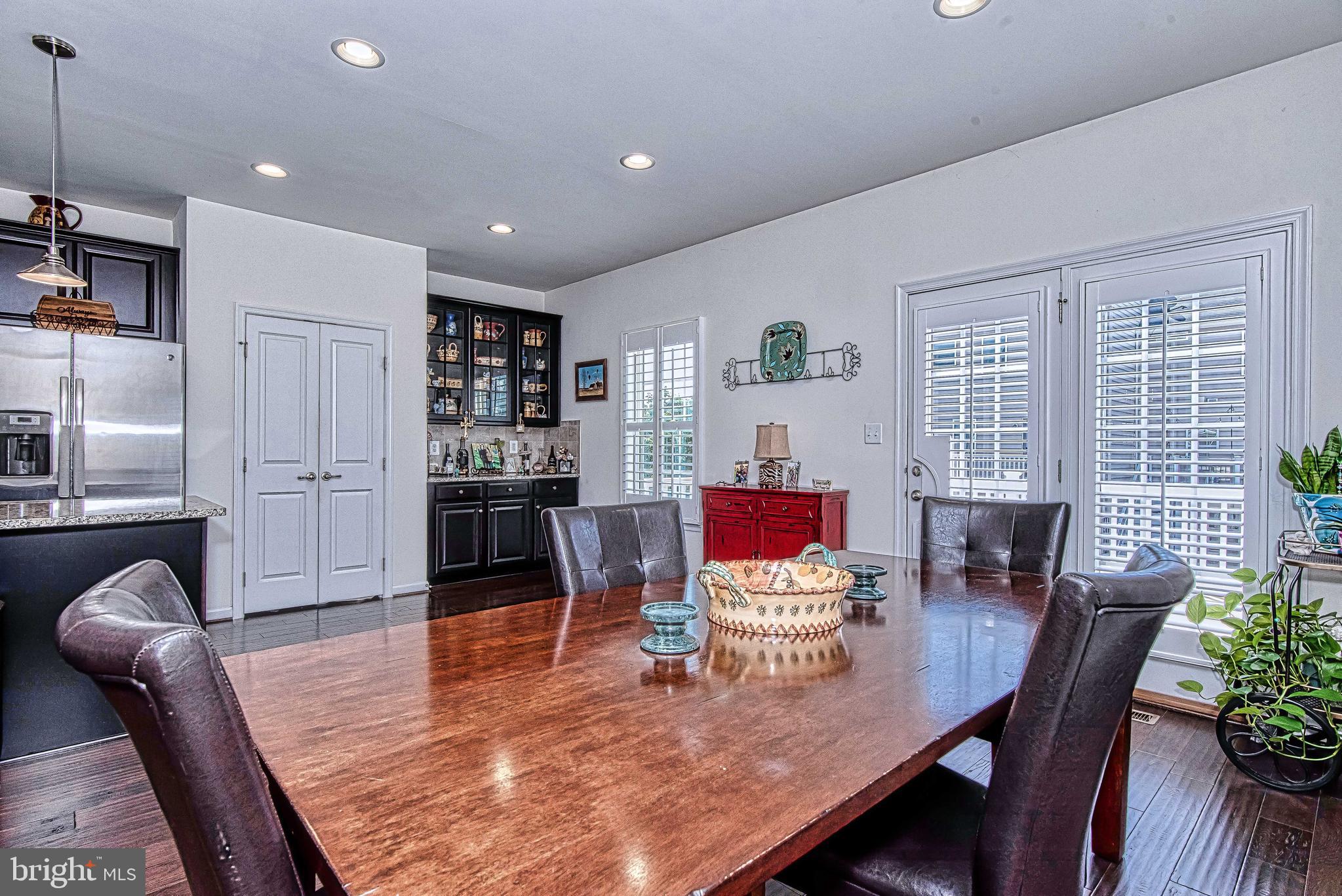 VIRGINIA MANOR - Residential