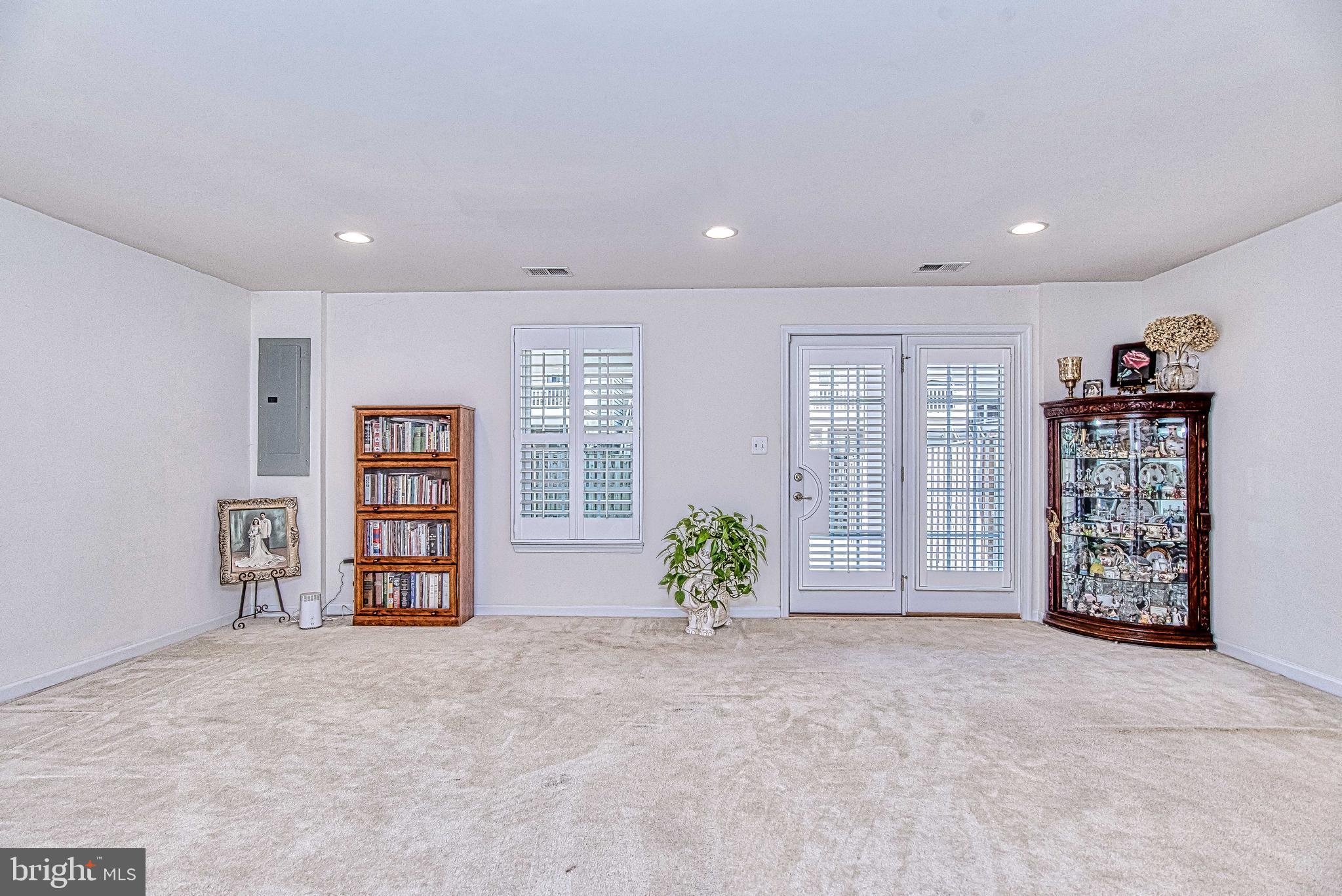 VIRGINIA MANOR - Residential