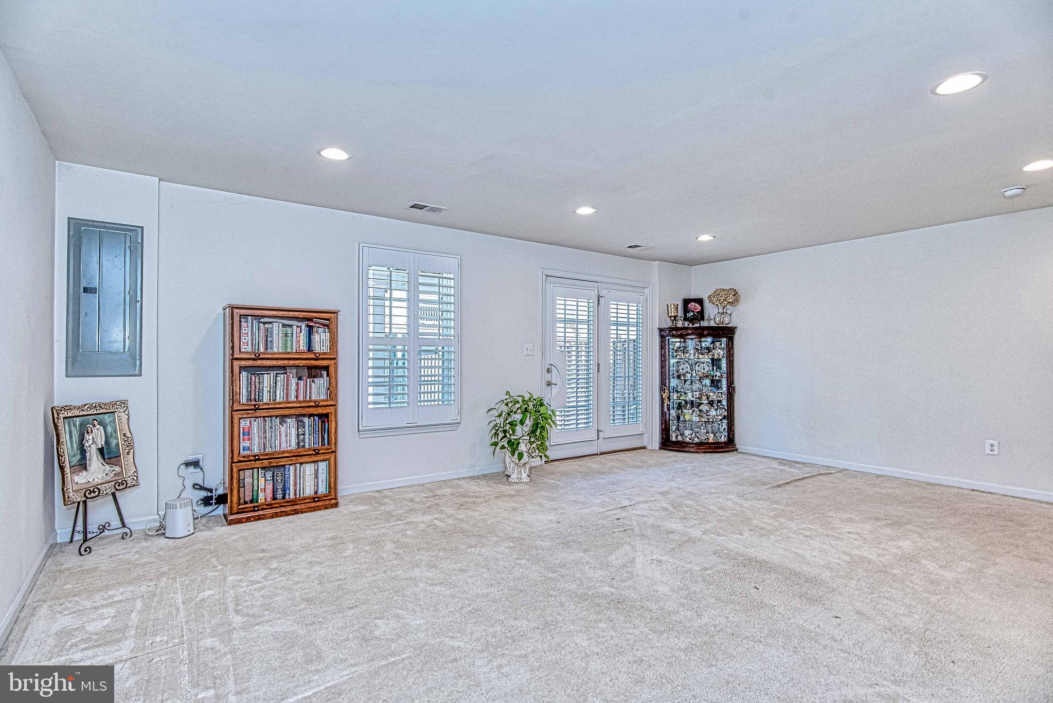 VIRGINIA MANOR - Residential