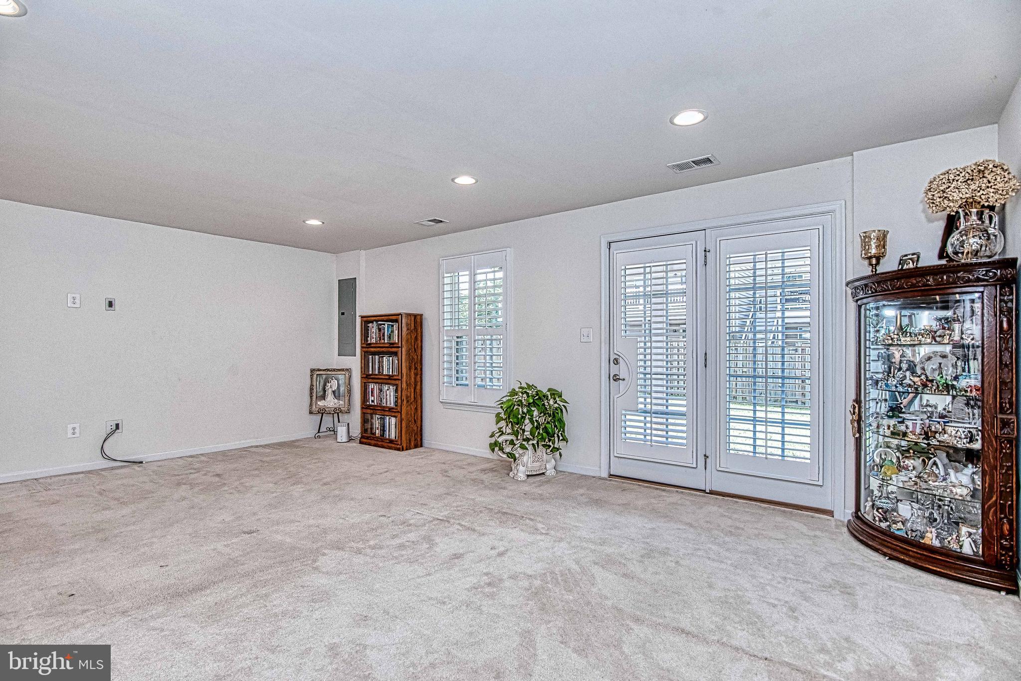 VIRGINIA MANOR - Residential