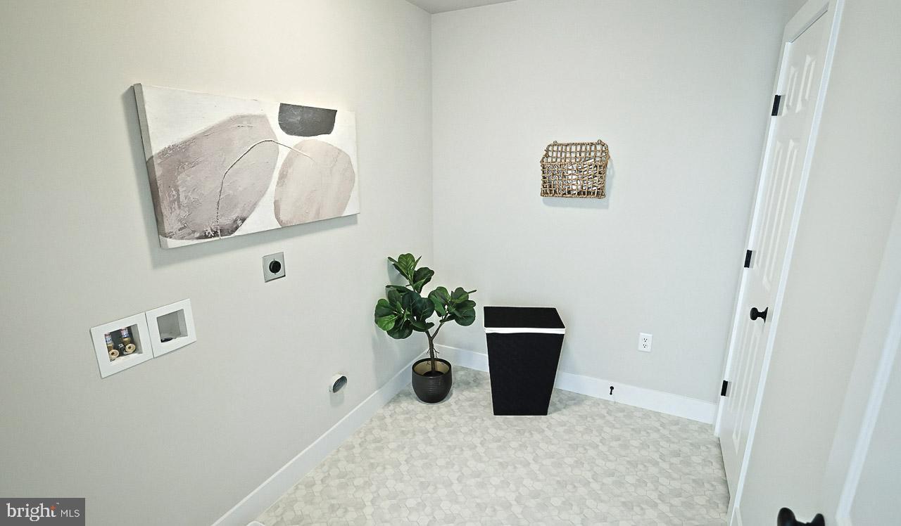 SUMMER LAYNE - Residential