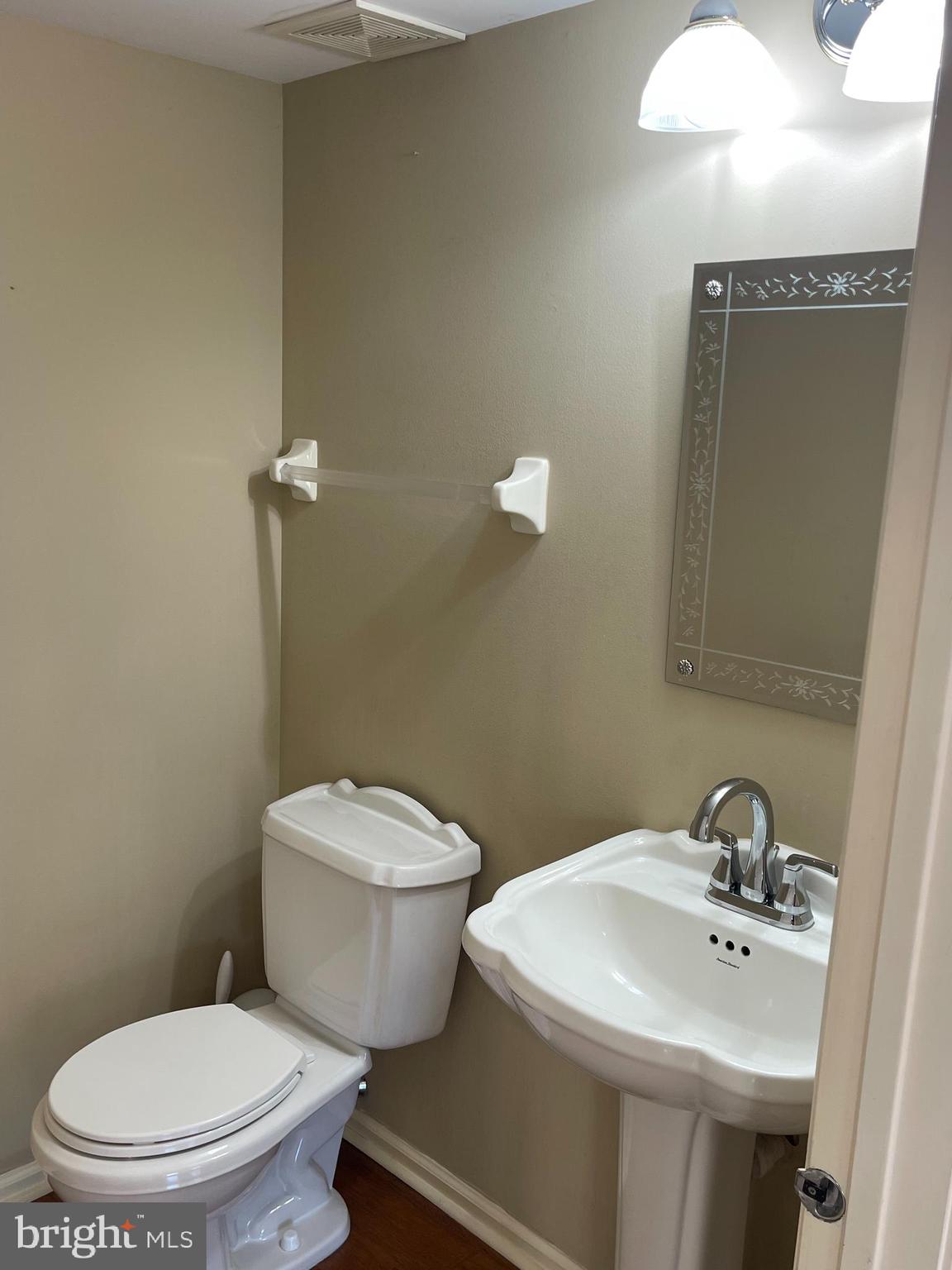 COUNTRY CROSSING - Residential Lease