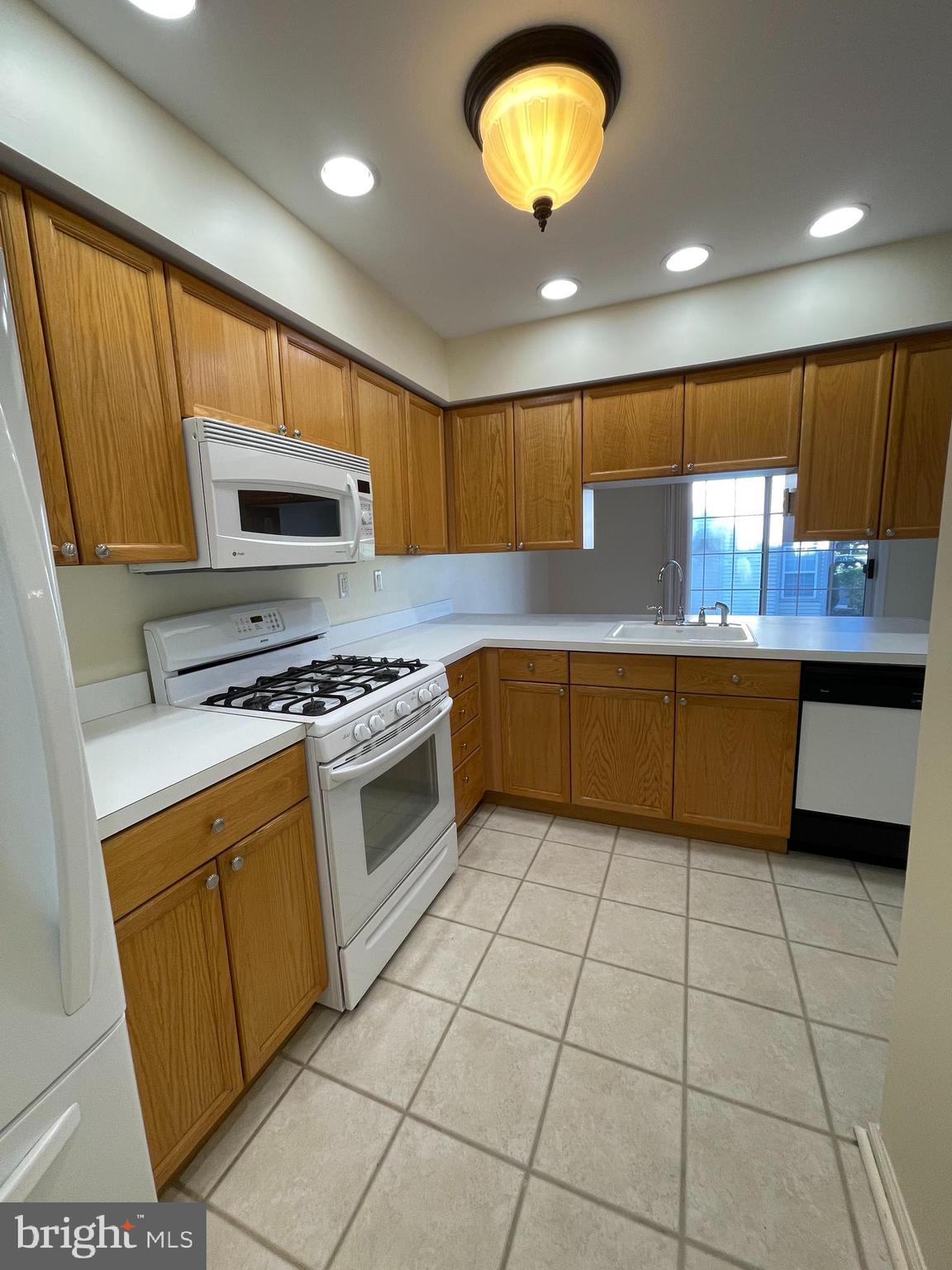 COUNTRY CROSSING - Residential Lease