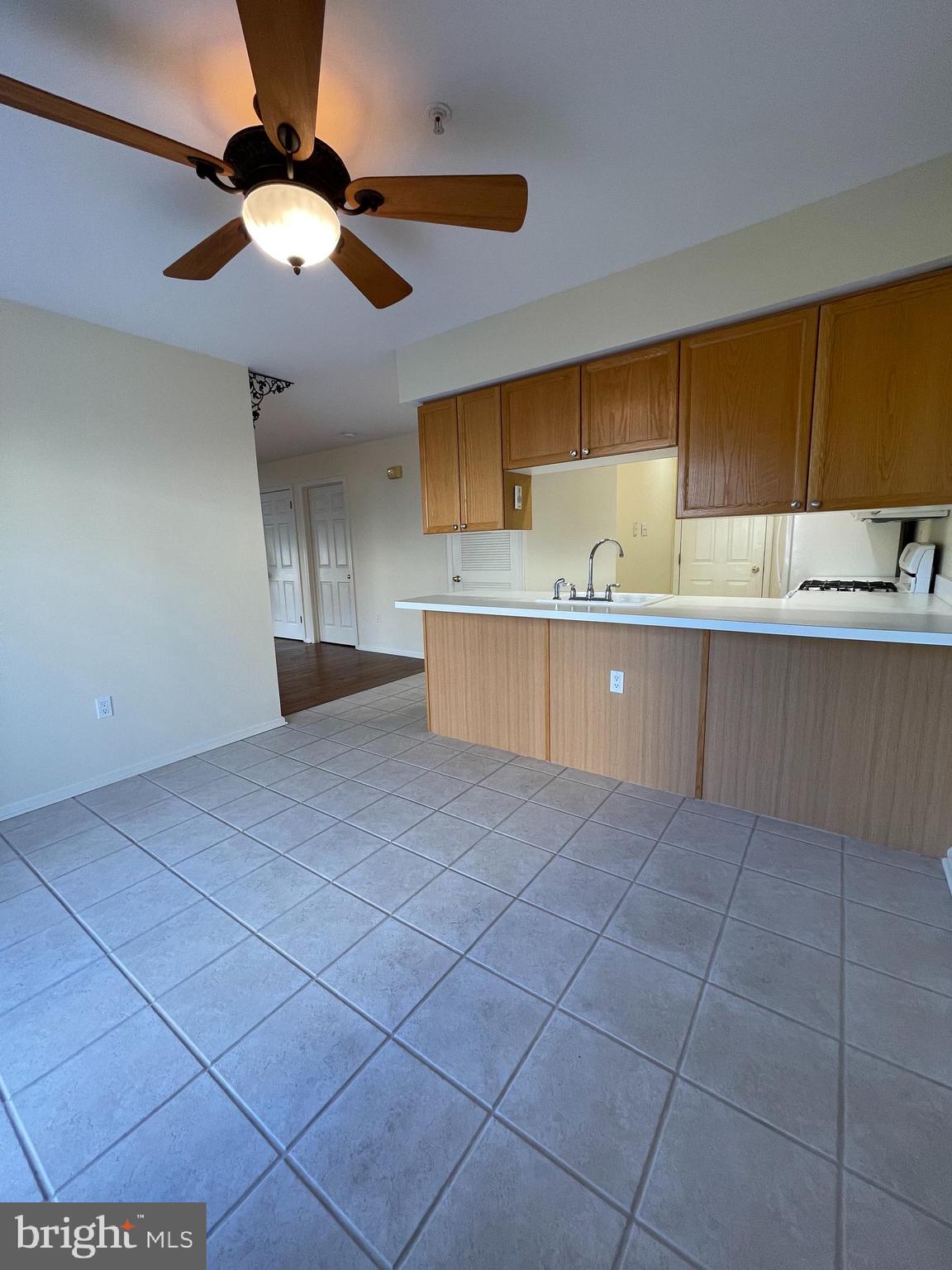 COUNTRY CROSSING - Residential Lease