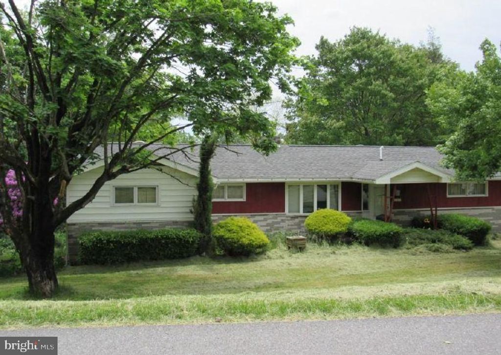 Photo of 265 Waterfall Drive, JOHNSTOWN, PA 15906 (MLS # PACA2000736)