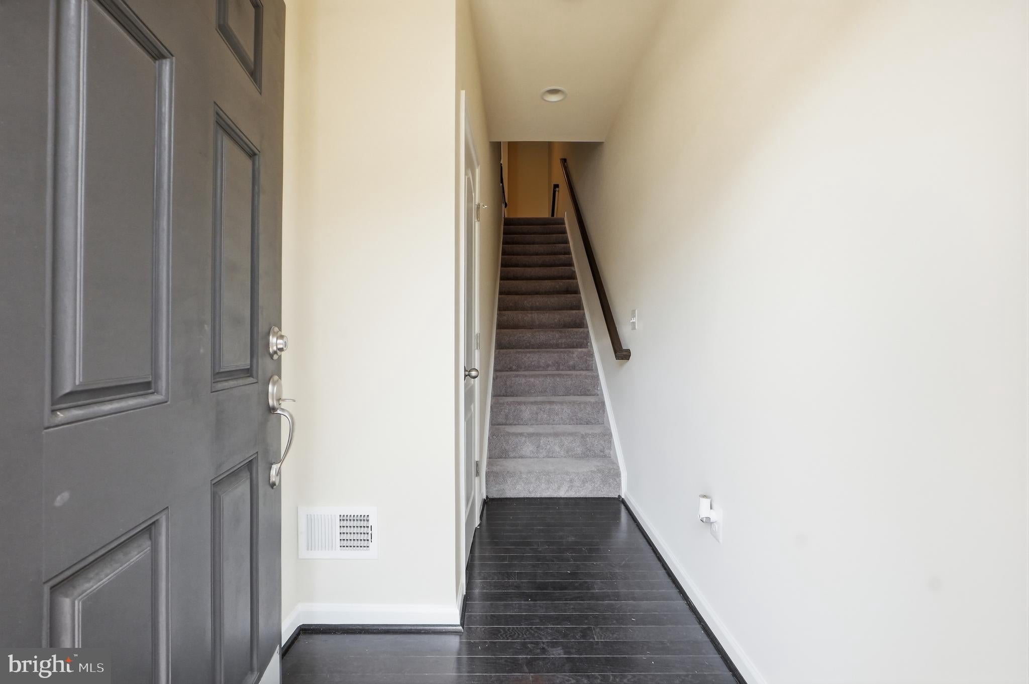 8132 HOLLOW COURT
