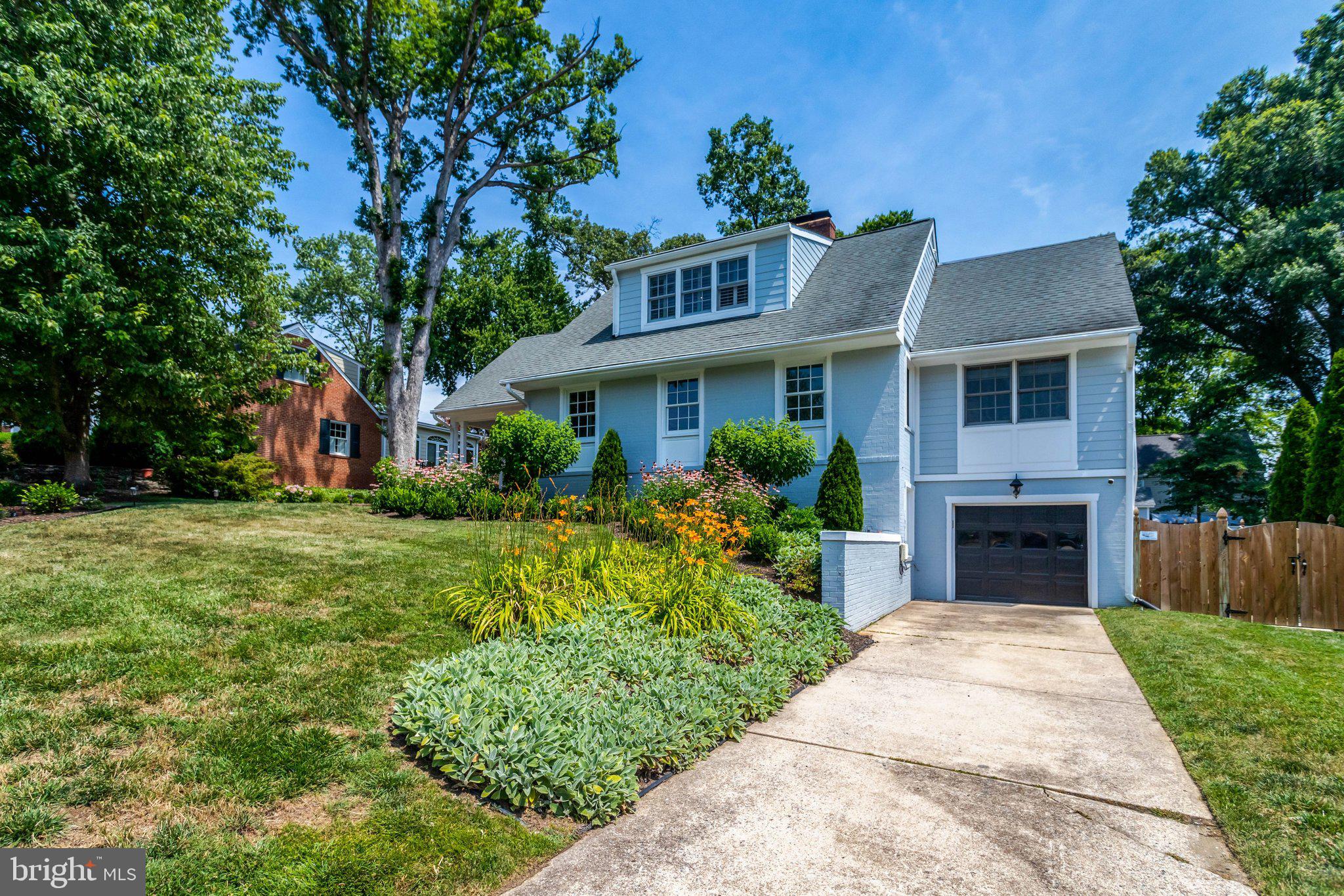 904 WAYNEWOOD BOULEVARD