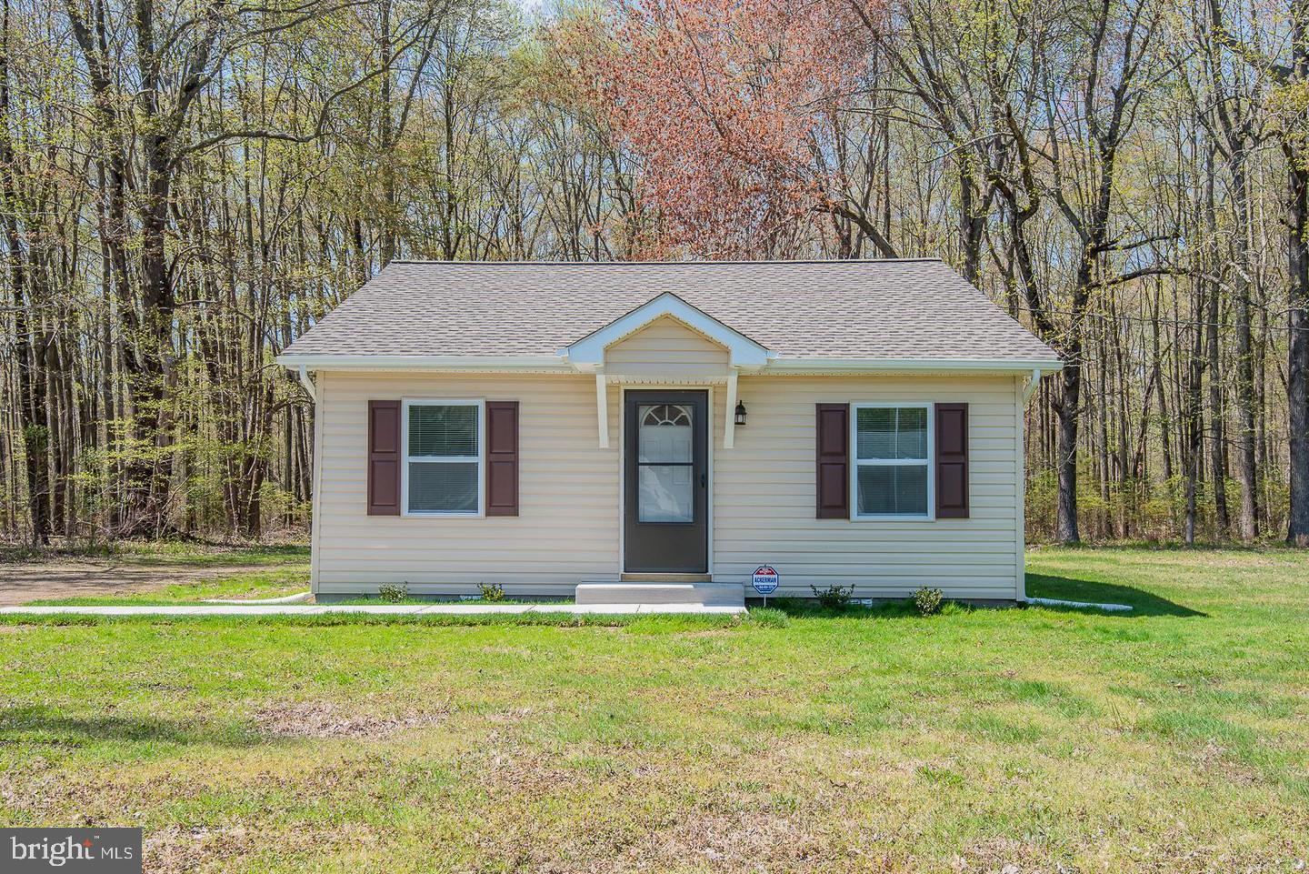 This gorgeous 1 bedroom with den (or bonus room) is available for immediate move-in. You'll fall in love with this bright, spacious home with updated kitchen and bathroom, recessed lighting and vinyl floors throughout the house. Enjoy the convenience of a laundry room with washer & dryer, large driveway and the spacious front and back yards for relaxation and entertainment.
**Minimum credit score of 600 required and 3x rent of income to qualify**NO PETS ALLOWED**