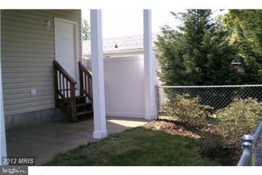 Studio/Efficiency apartment in a waterfront community.  Marinas are in walking distance.  Convenient to Patuxent River NAS, Cove Point, Calvert Cliffs, Solomon's Island and shopping.  Perfectly sized for a commuter or single renter.  Private entrance, full kitchen, full bath, patio and Laundry room equipped with a washer and dryer.  Includes trash pick up, electric, and direct tv.  No smoking.      No Pets.  Excellent Credit Required.