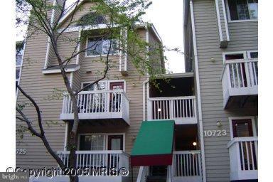 One bed condo on two levels in North Bethes, WOW! updated lovely condo w/ granite, SS appliances, fresh carpet, new bathroom vanity and shower. The spacious main level features a galley kitchen, big pantry, dining area, living room leading out to your private balcony. Walk downstairs to your huge bedroom which makes up the entire bottom level. Huge walk-in closet, full size washer/dryer.
