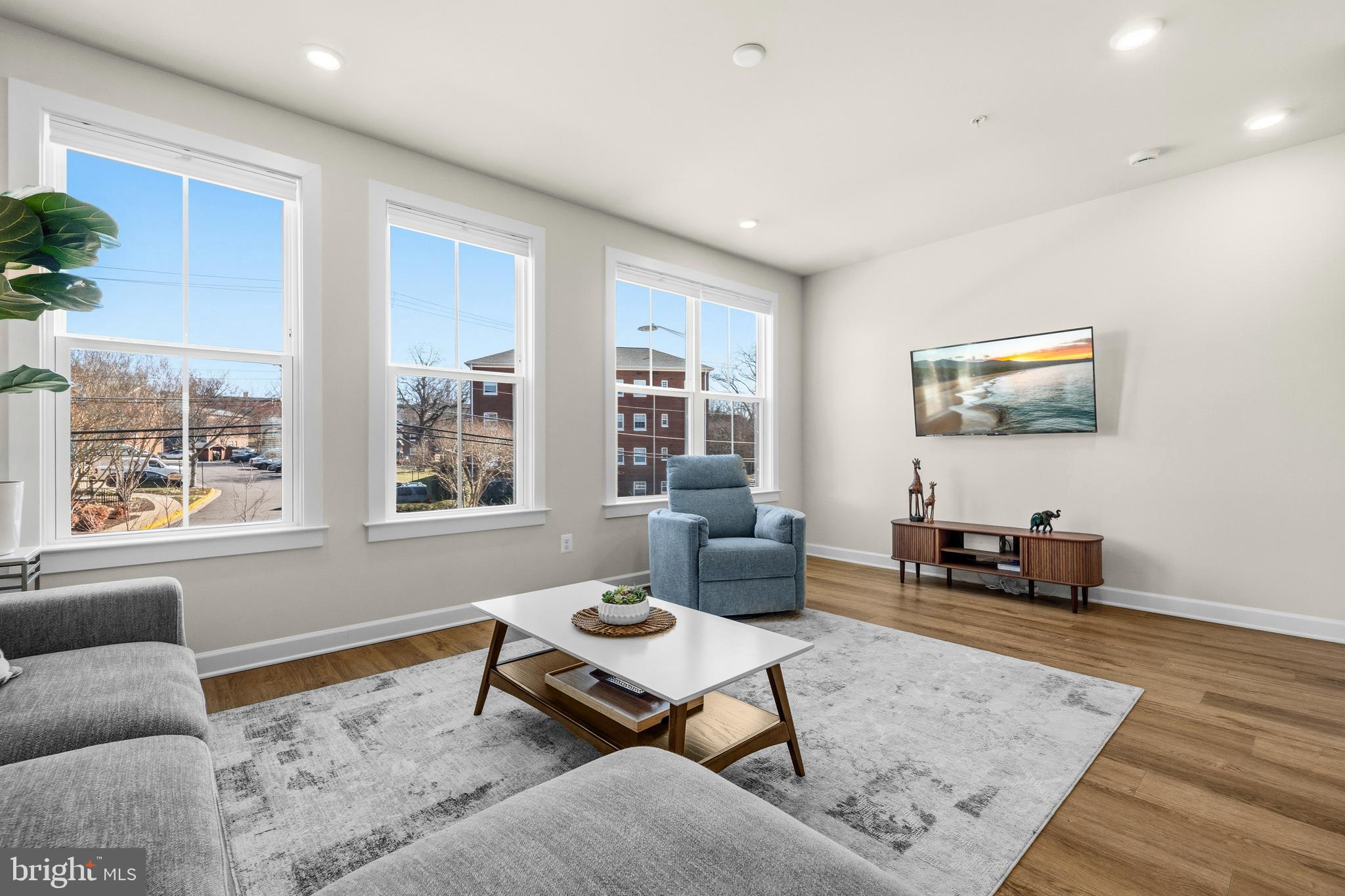 820 S GREENBRIER STREET