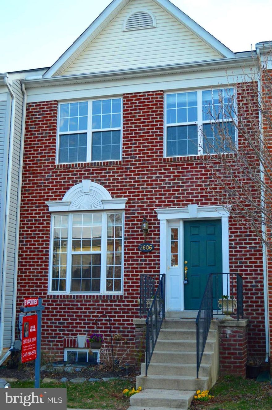 SPECTACULAR BRICK TH w 4BRs 3.5BAs. 9' ceilings,10' extension on all 3 lvls. Remodeled in 2018! GOURMET KITCHEN w/42" Cherry cabts, GRANITE counters, recessed & pendant lights, NEW GAS appliances, island, & HW flrs! Dining rm w/HW flrs. HUGE Mast BR w/valuted ceil & 2 walk-in closets. Luxury Mast BA w/soaking tub & sep shwr. Fully fin walk-out bsmnt. 2600 sq ft! HUGE DECK & amazing mountain views!