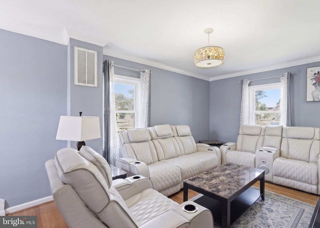 Photo of 601 Gray Avenue, WINCHESTER, VA 22601 (MLS # VAWI2010900)