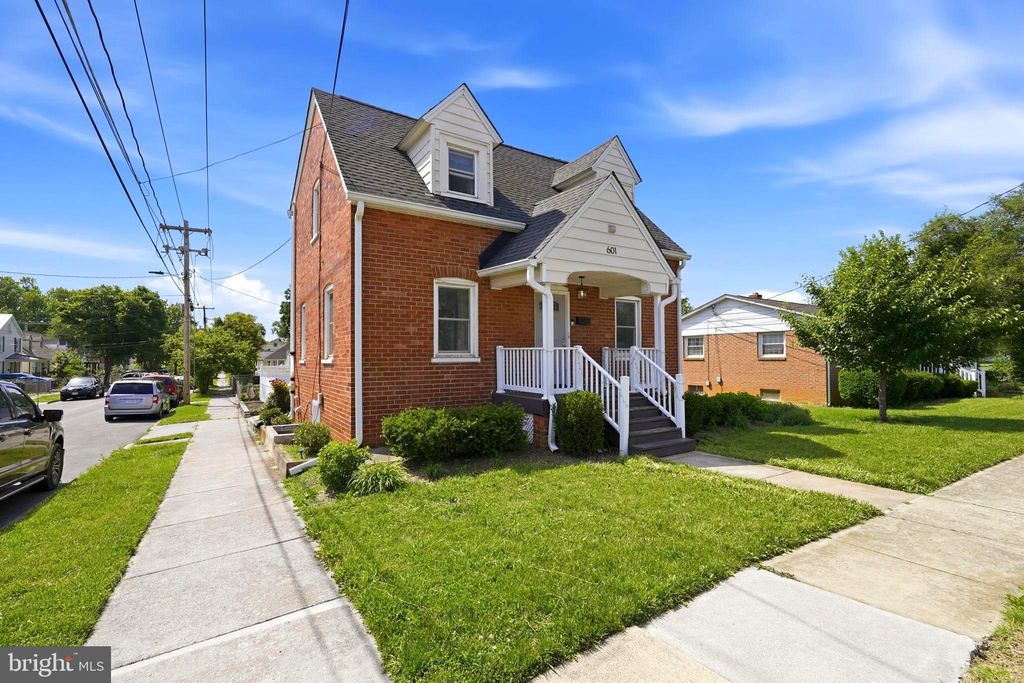 Photo of 601 Gray Avenue, WINCHESTER, VA 22601 (MLS # VAWI2010900)