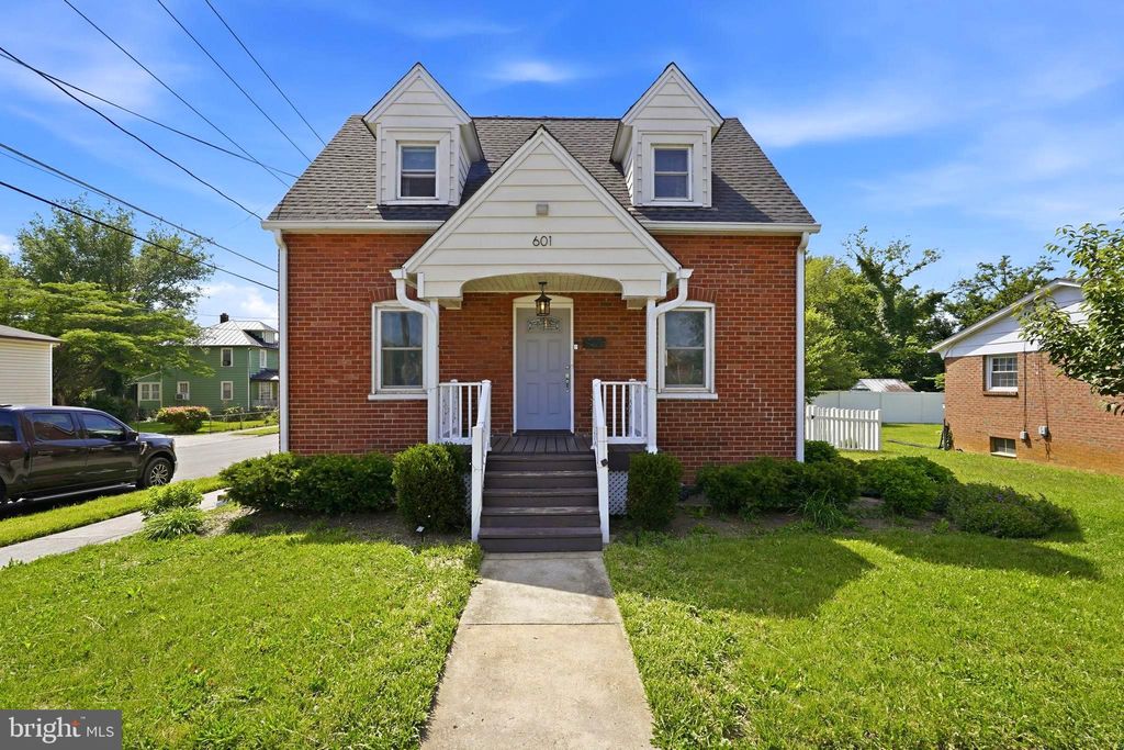 Photo of 601 Gray Avenue, WINCHESTER, VA 22601 (MLS # VAWI2010900)