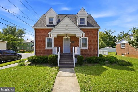 Photo of 601 Gray Avenue, WINCHESTER, VA 22601 (MLS # VAWI2010900)