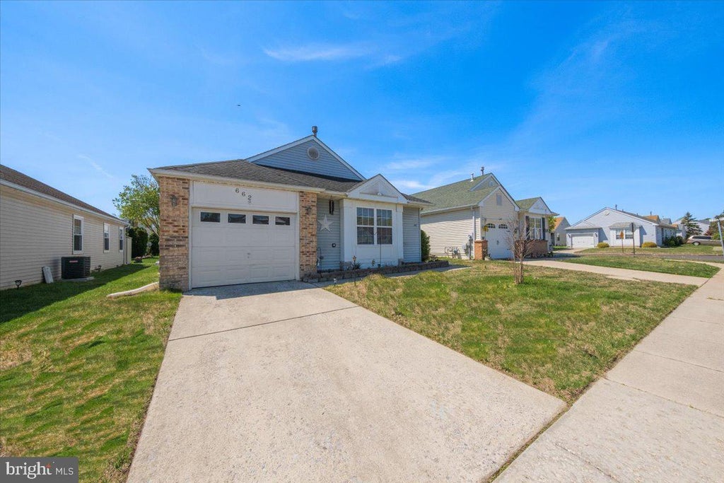 Photo of 662 Barbados Drive, WILLIAMSTOWN, NJ 08094 (MLS # NJGL2071854)