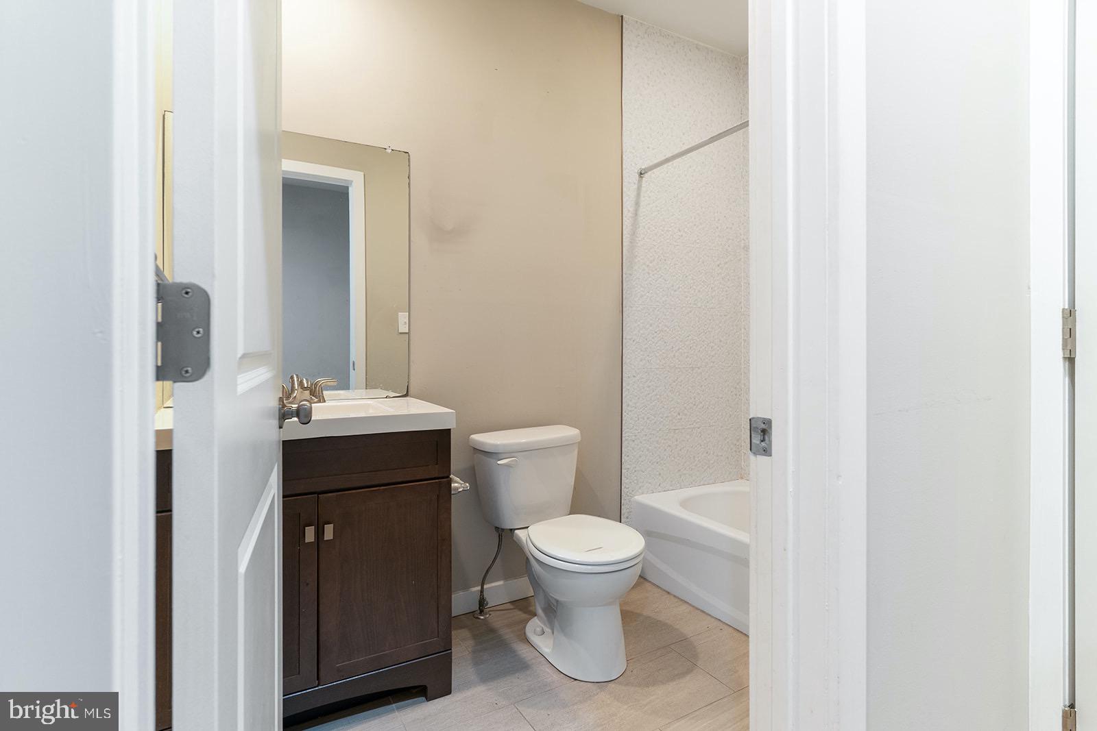 QUEEN VILLAGE - Residential Lease