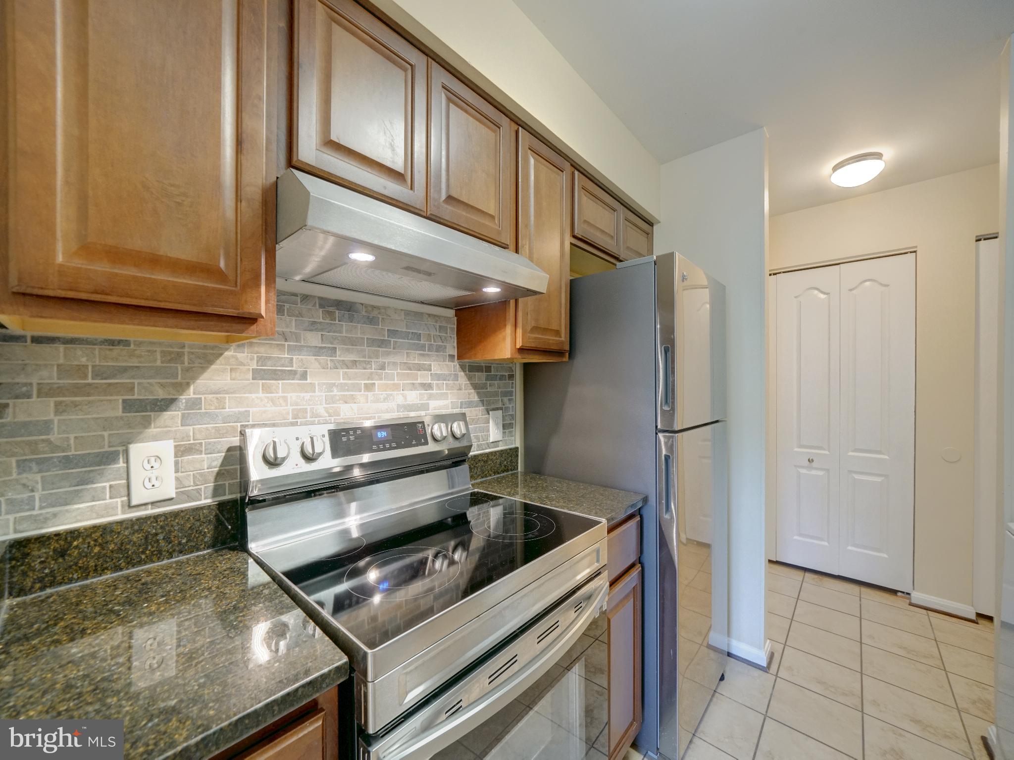 VILLAGE OF MONTGOMERY RUN - Residential Lease