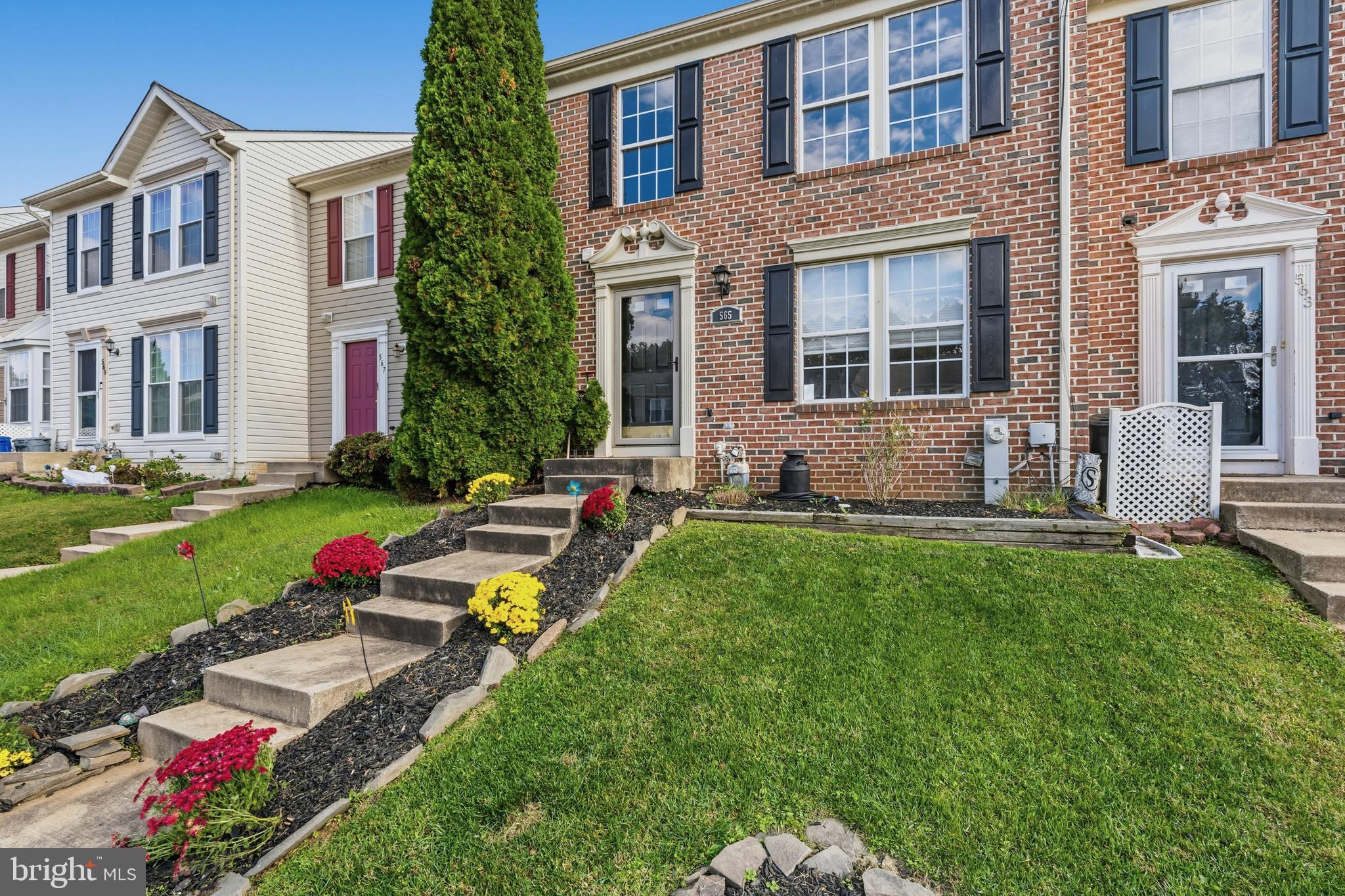 565 MACINTOSH CIRCLE