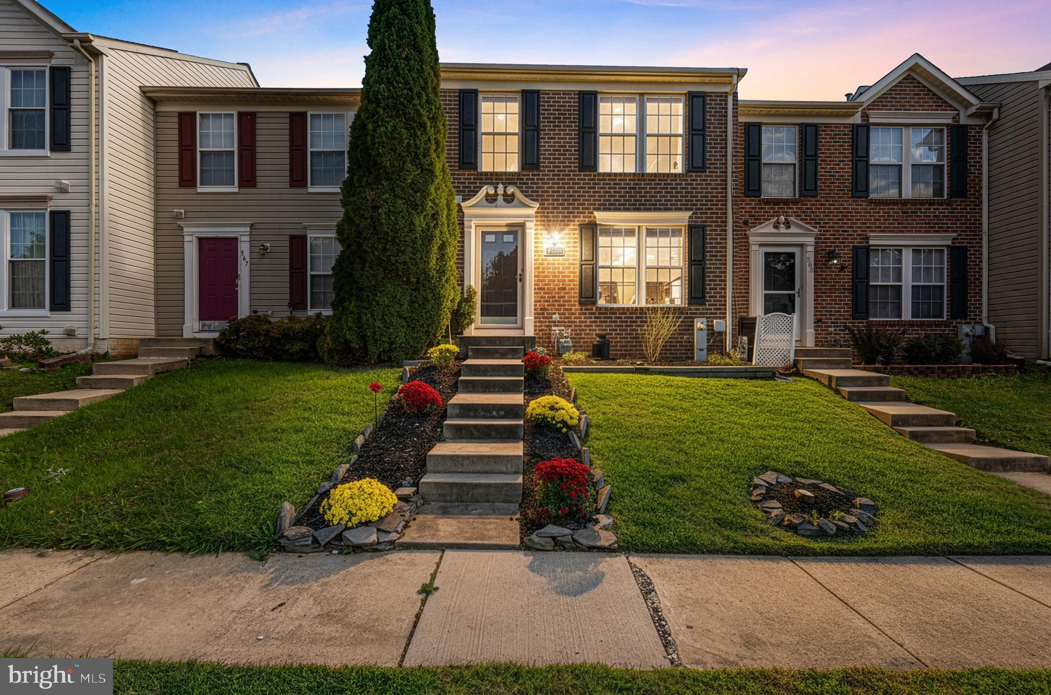 565 MACINTOSH CIRCLE